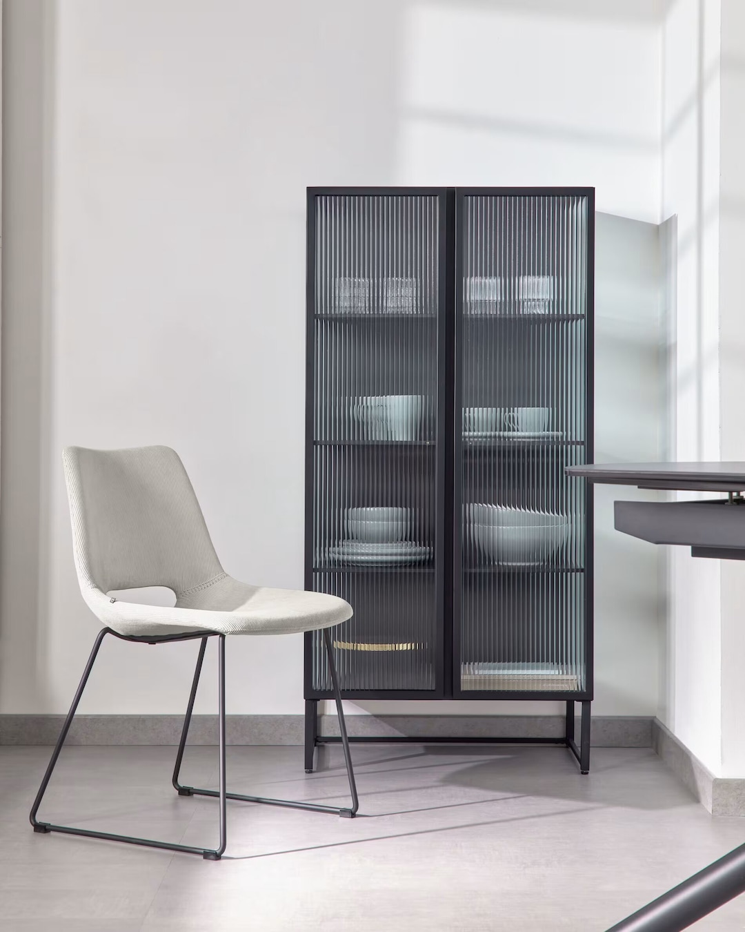 Kave Home Vitrine TRIXIE 70 x 143 cm Stahl schwarz Glas