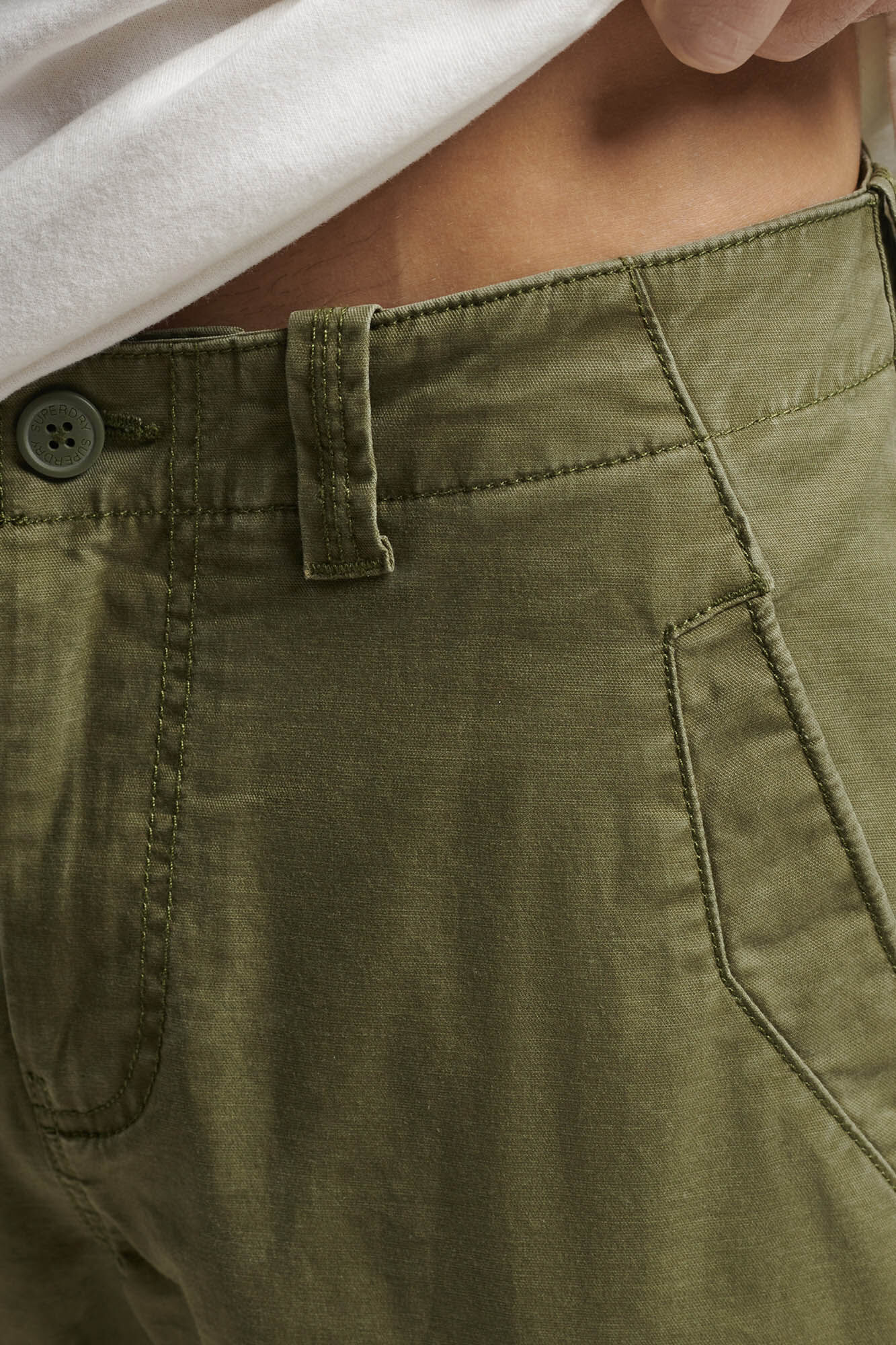 Calça cargo cropped Superdry - cáqui escuro