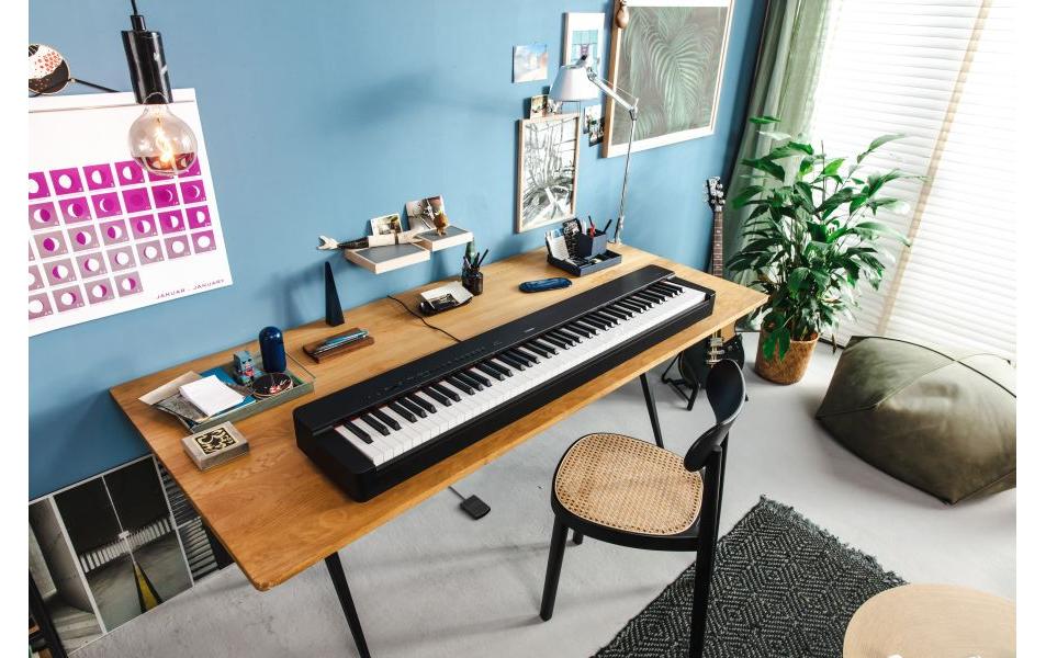 E-Piano P-225B<br>Kompaktes Digitalpiano mit Klang und Funktionen für fortgeschrittene Spieler
