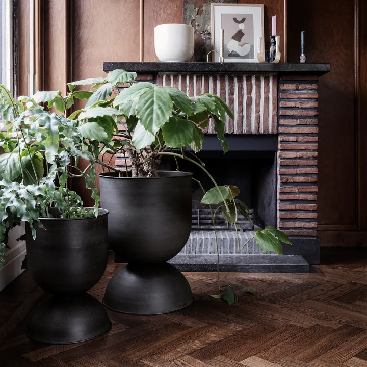 Ferm Living - Hourglass Blumentopf medium, Ø 41 x H 59 cm, schwarz / dunkelgrau