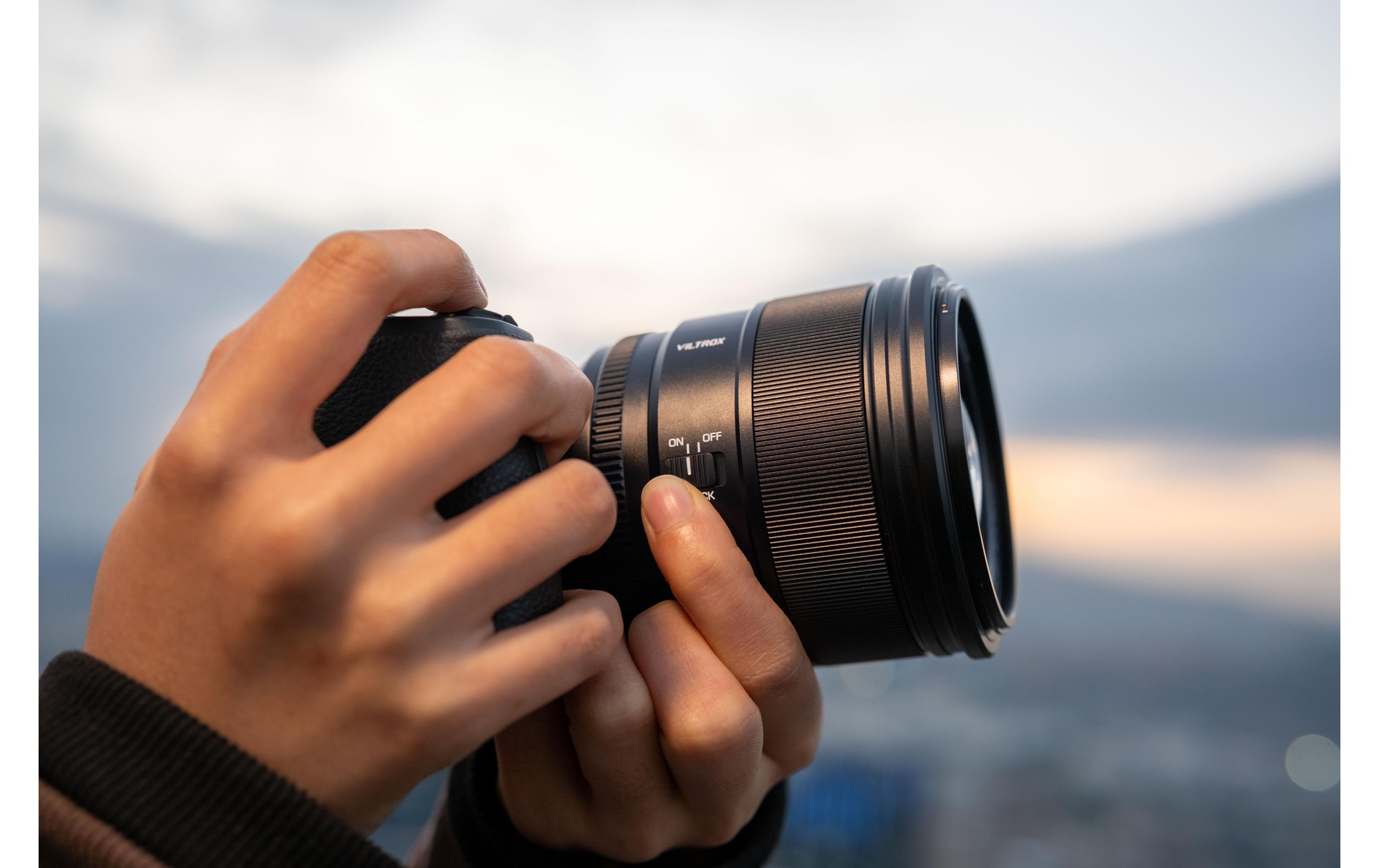 Festbrennweite AF 27mm F/1.2 Pro – Sony E-Mount<br>APS-C-Objektiv mit grosser Blende und Autofokus für Sony