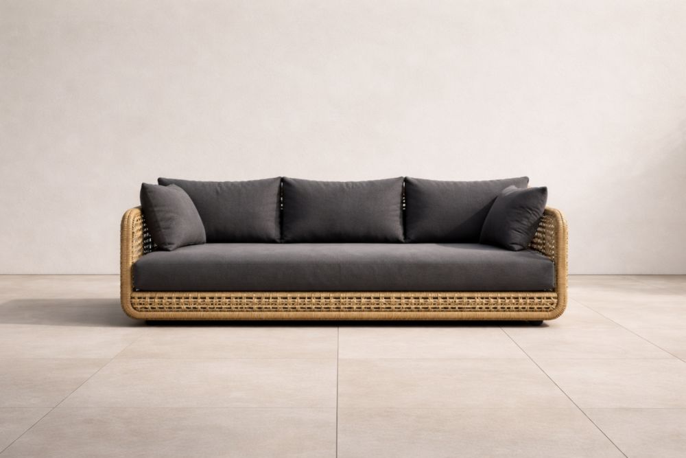 Outdoor Sofa aus Polyrattan mit grauem Bezug und Kissen