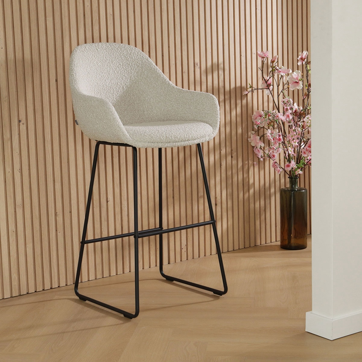 Barkruk Nino-Mae bouclé beige - zwart onderstel - 65 cm