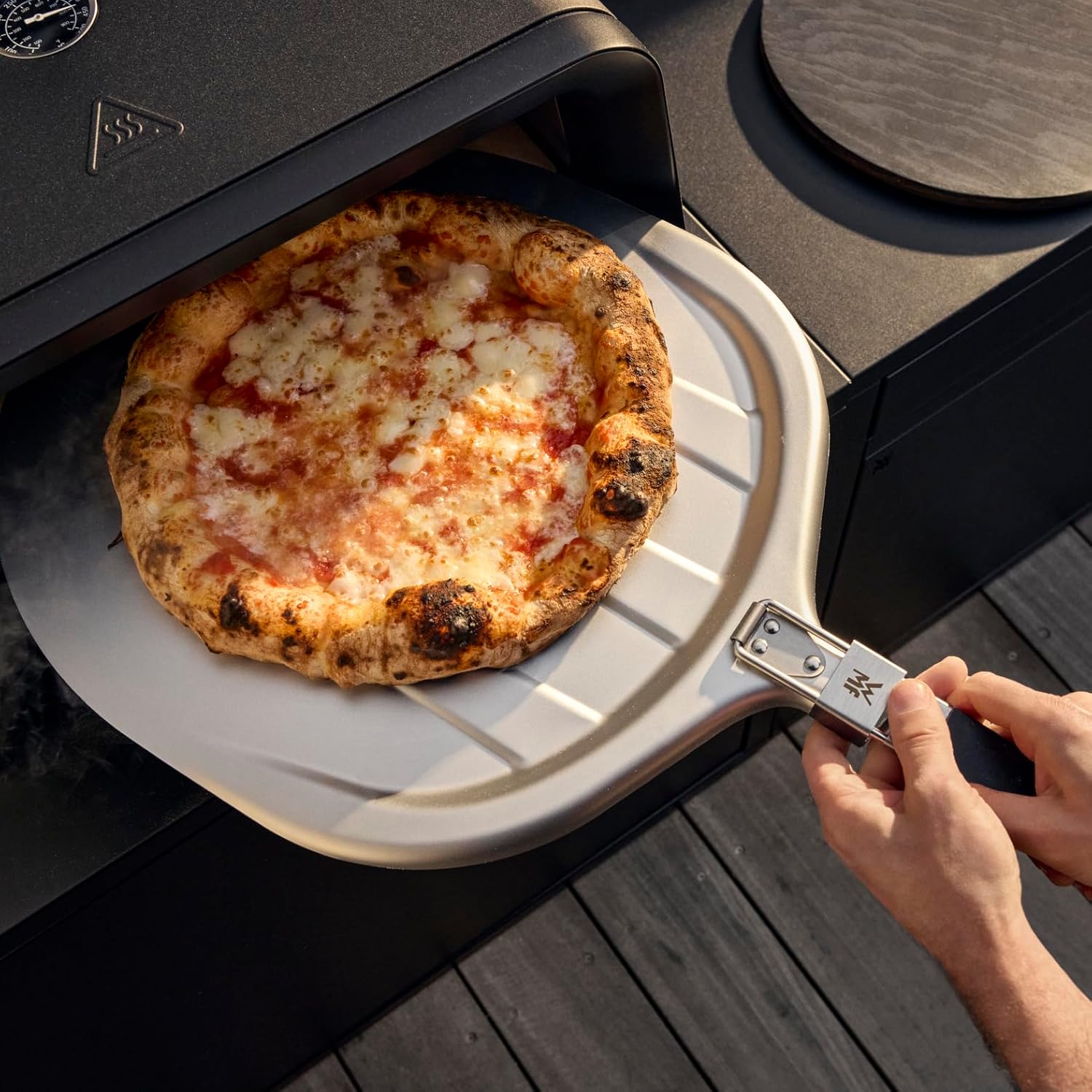 WMF Pizzaiolo Pro Pizzaofen, 400°C Backtemperatur, großer Pizzastein (Ø 40 cm), automatische Drehmechanik, integrierte Temperaturüberwachung für perfekte Ergebnisse in 90 Sek., Gas Pizzaofen, schwarz