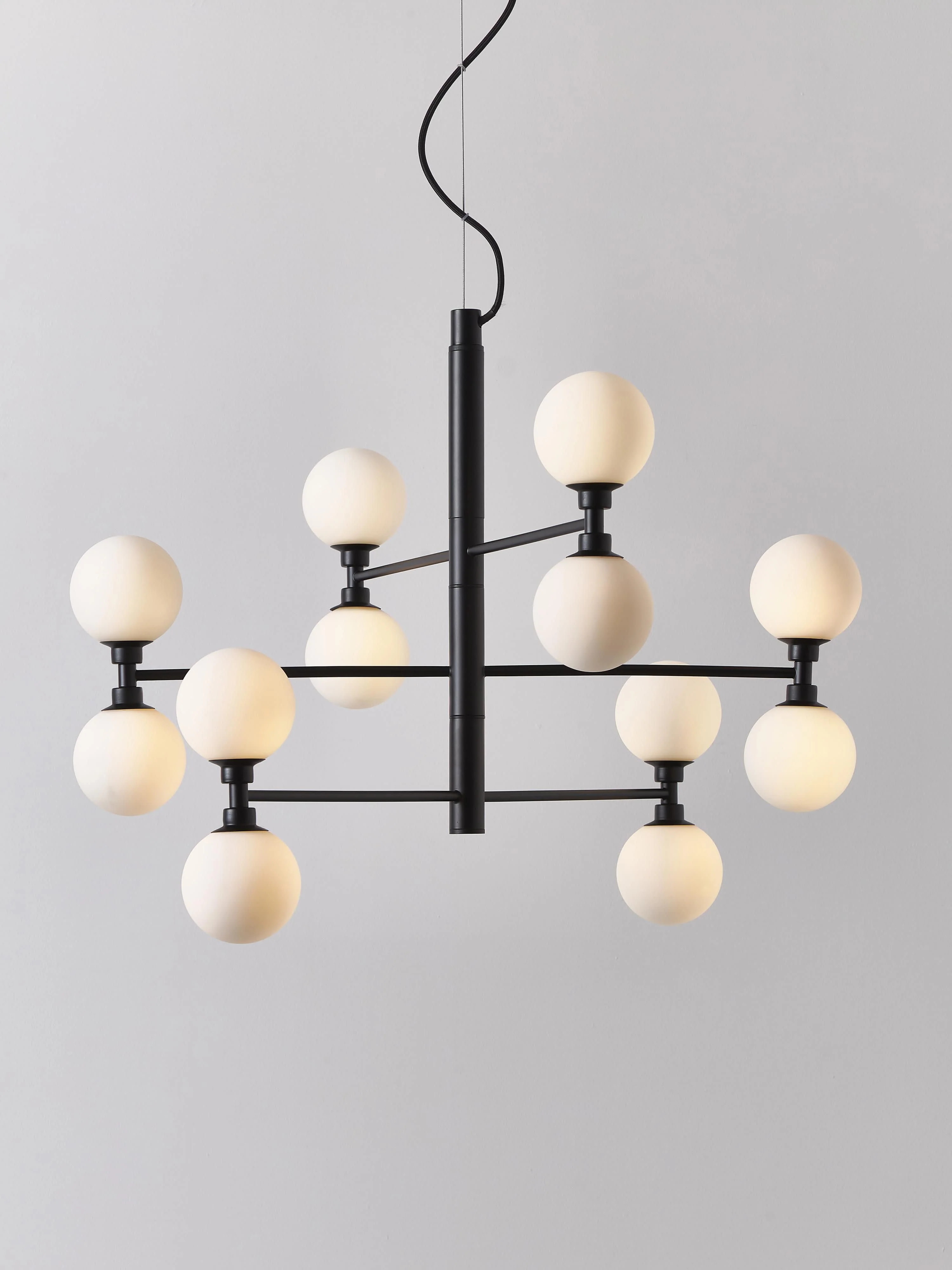 Grote hanglamp Grover met opaal glazen bollen