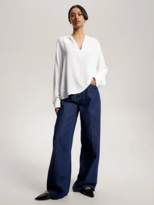 Blusa crepe com decote em V e modelagem solta.