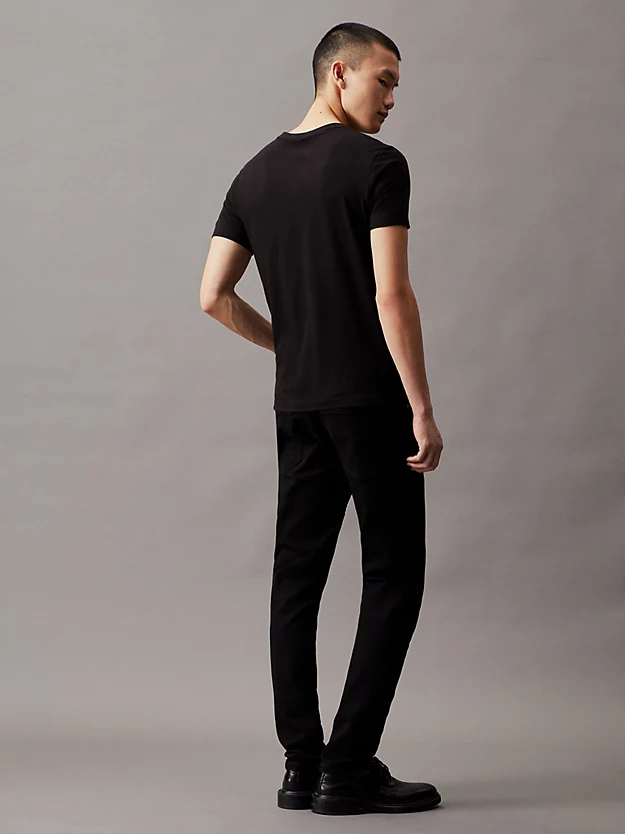 Camiseta com monograma e bolso fino.