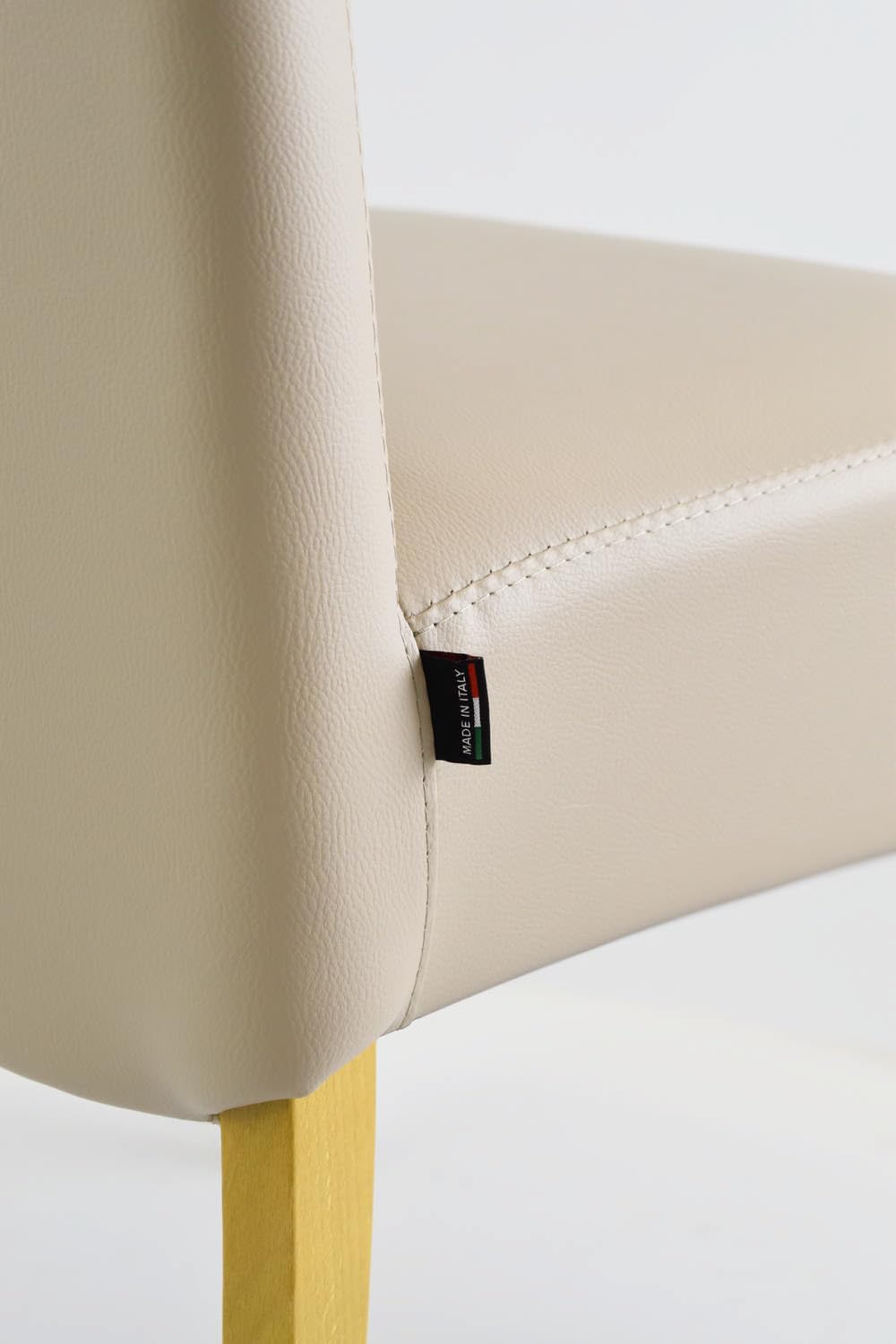 t m c s Tommychairs - 4er Set Moderne Stühle Luisa für Küche und Esszimmer, robuste Struktur aus lackiertem Buchenholz Farbe Eiche, Gepolstert und mit Kunstleder in der Farbe Leinen bezogen