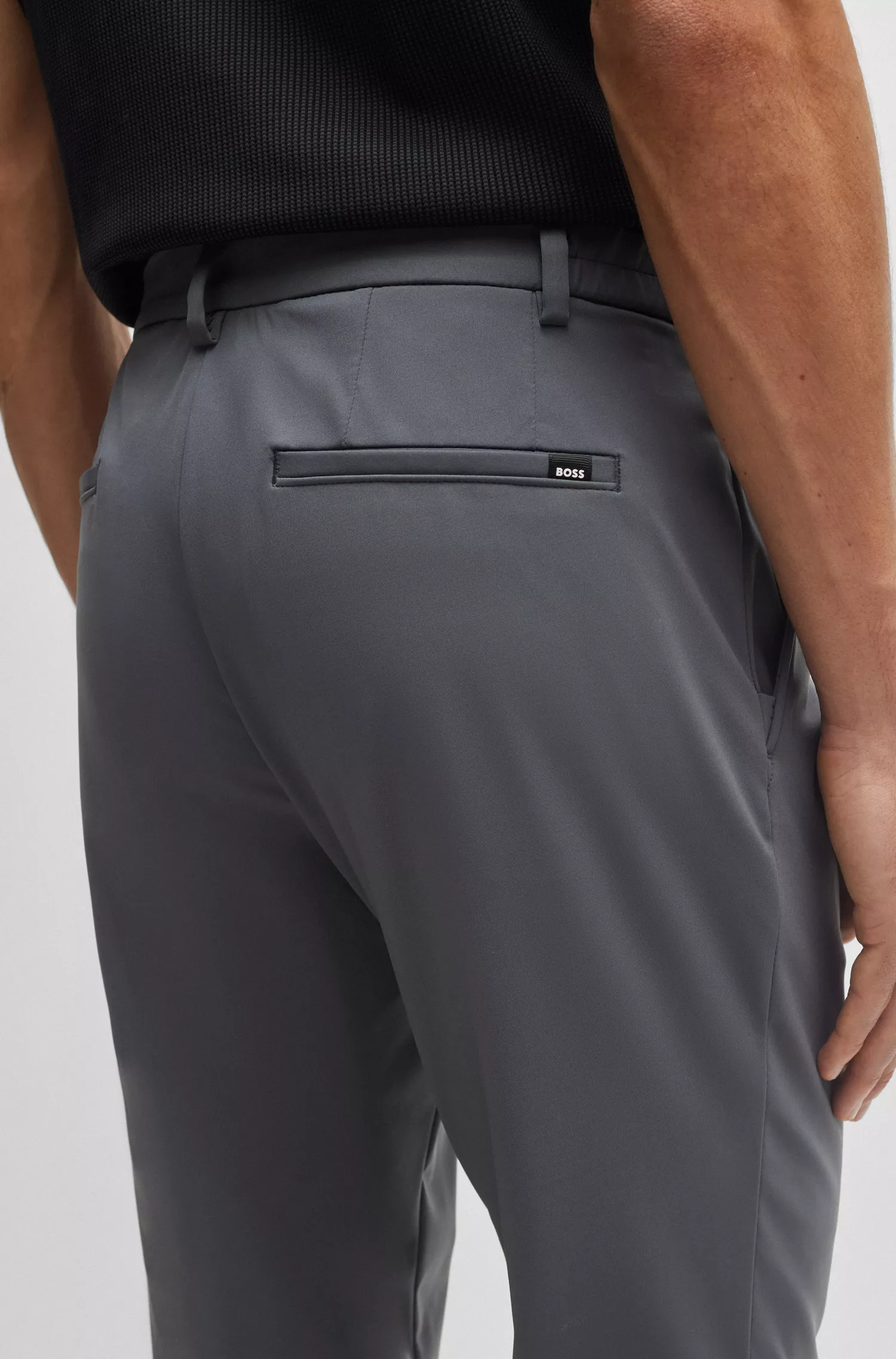 Calça BOSS preta de corte slim em malha elástica de alta performance.