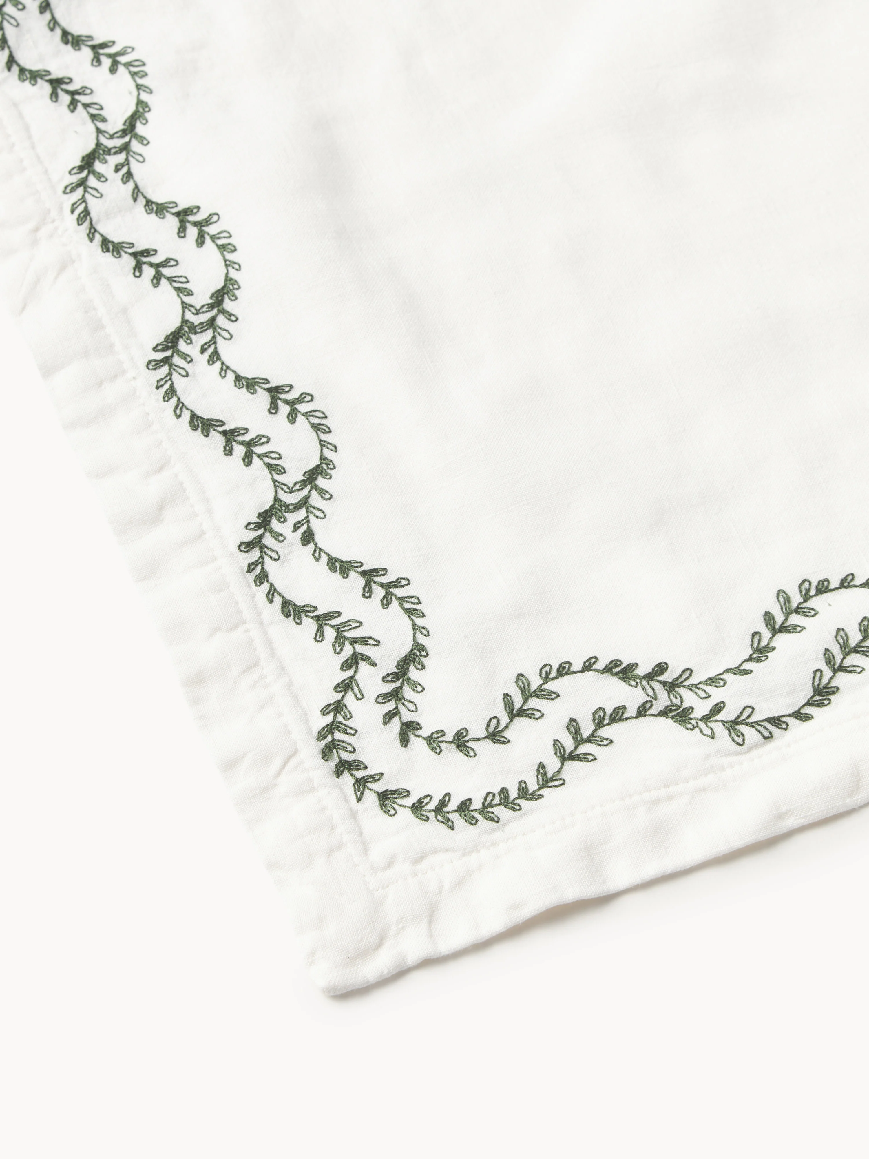 Handgeborduurde placemats Ivy van gewassen linnen, 2-delig