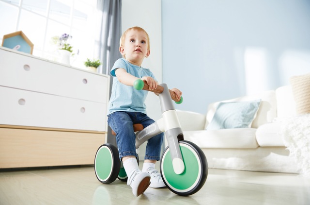 Hape Dreirad »Mein erstes Lauf-Dreirad, Hellgrau« mit leichtem Aluminiumrahmen