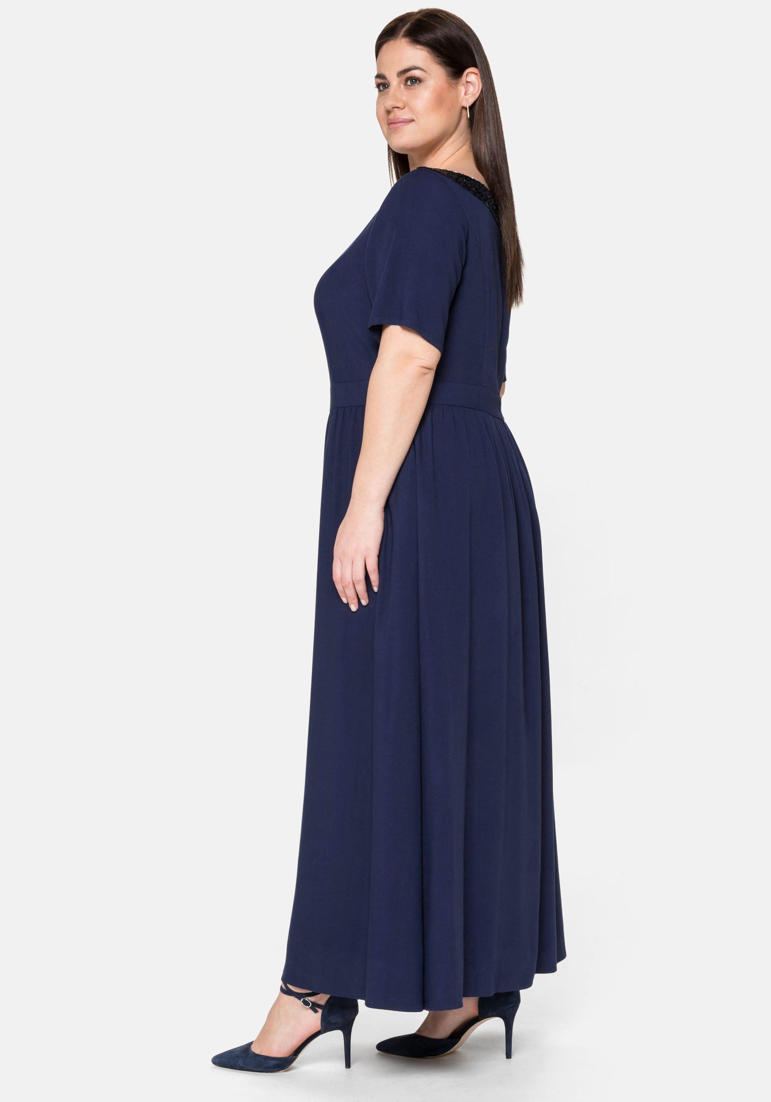 Abendkleid mit Pailletten am Ausschnitt