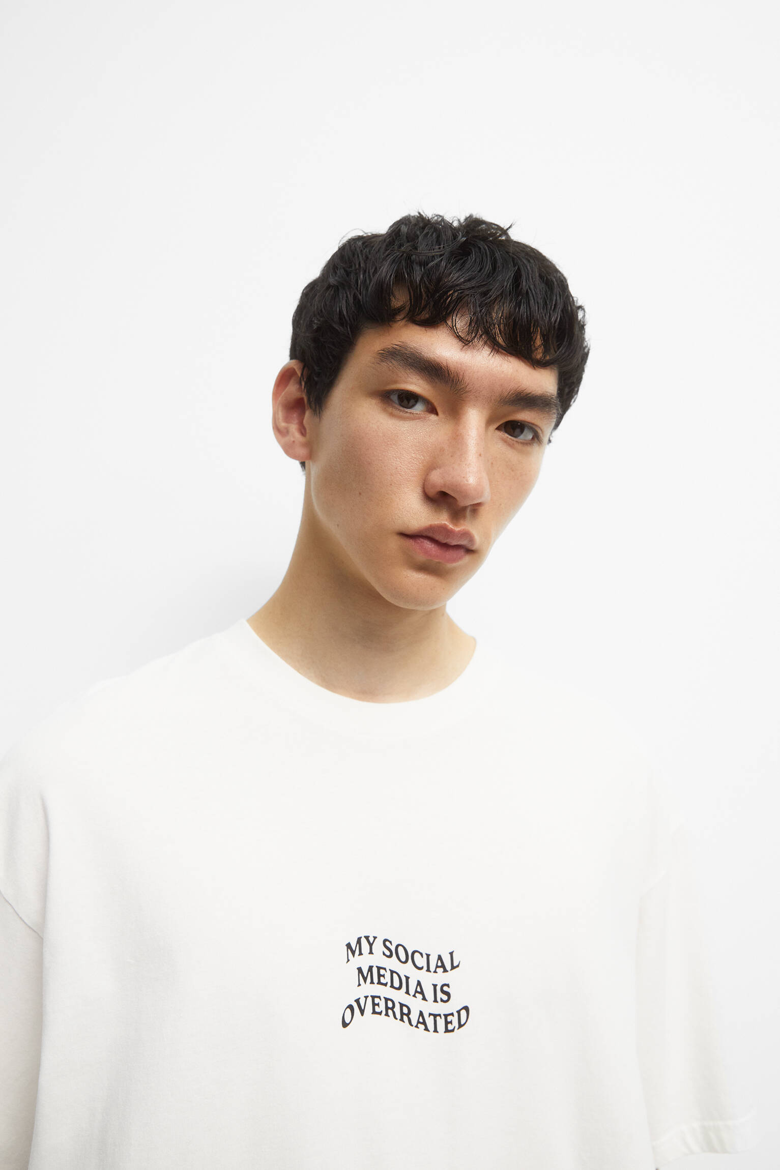 CAMISETA DE MANGA CURTA TINGIDA EM PEÇA - BRANCO SUJO