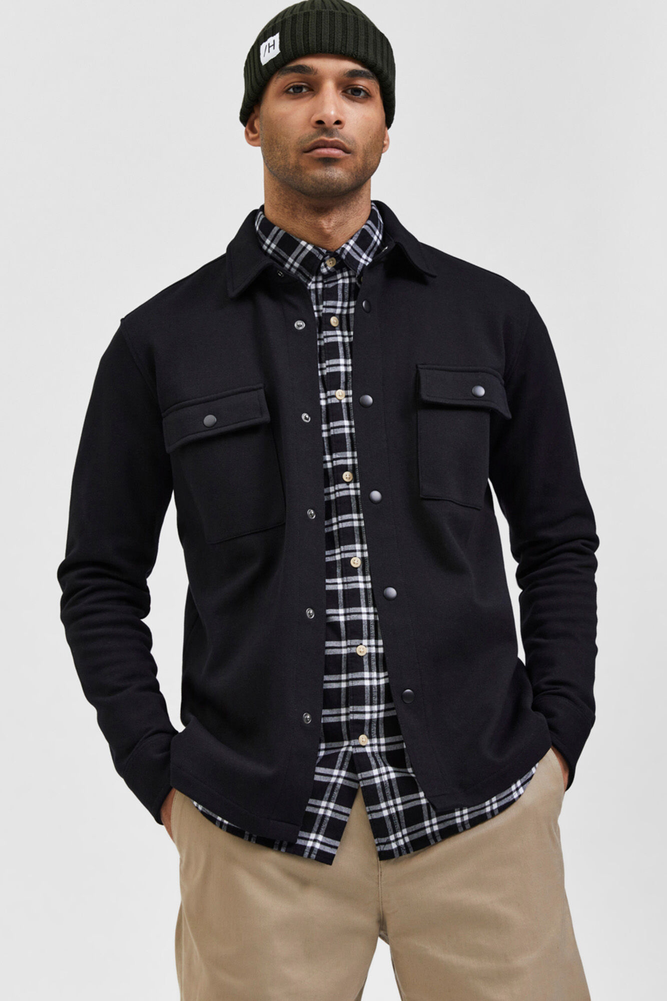 Jaqueta masculina com bolsos com aba - Preta