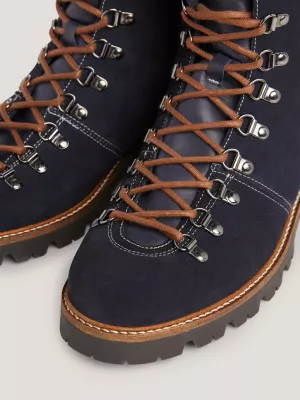 Botas de camurça com cadarço e travas
