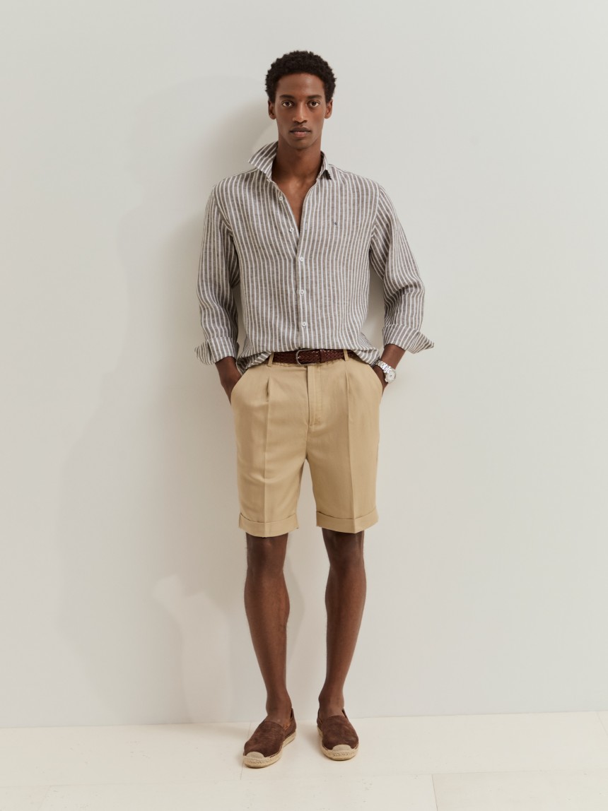 Camisa slim fit em linho às riscas