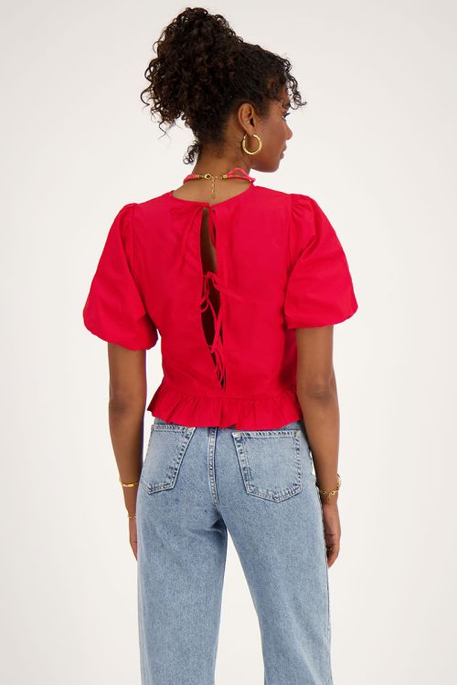 Rode blouse met pofmouwen en strikjes aan achterzijde