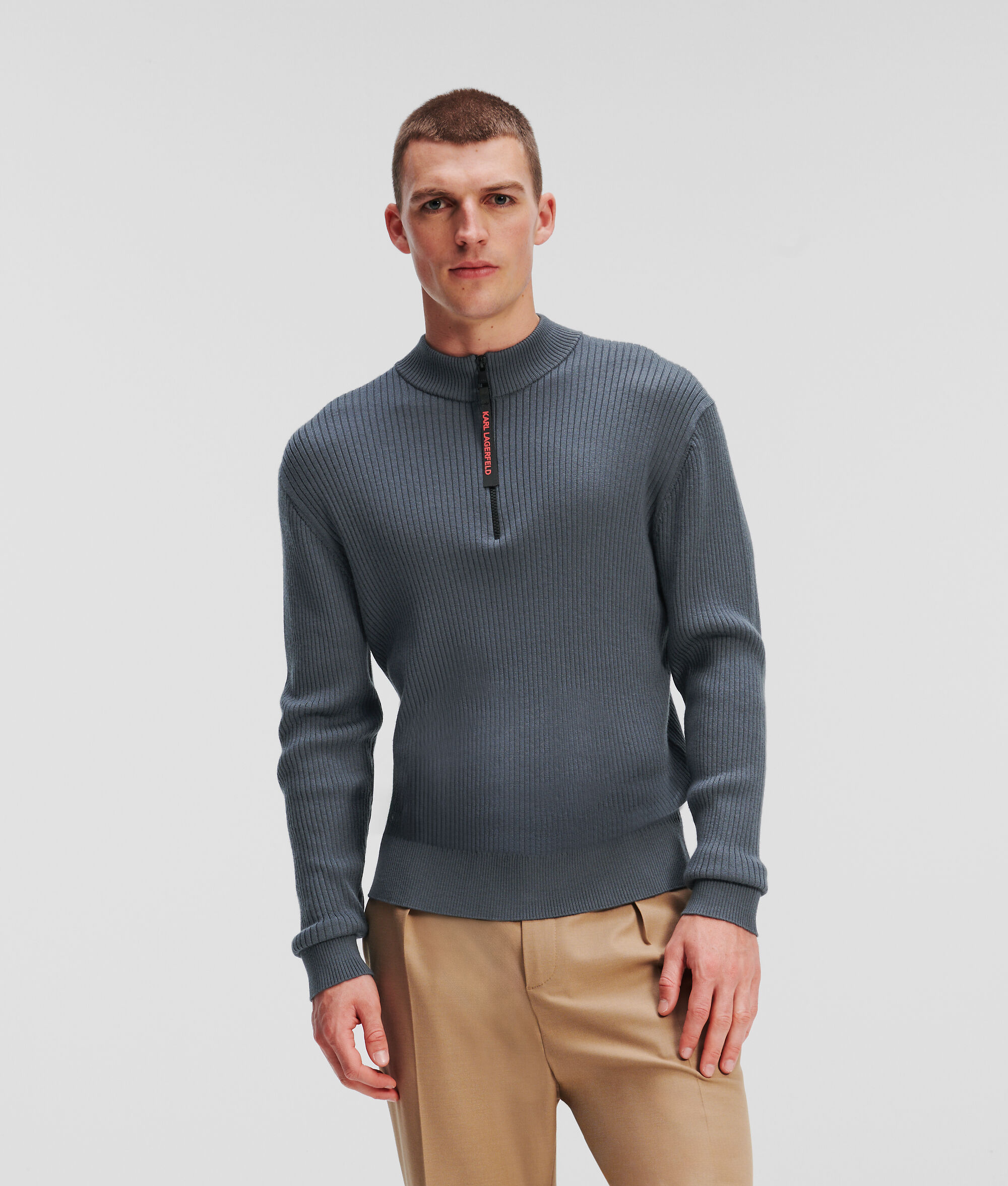 PULL À COL ROULÉ AVEC DEMI-ZIP