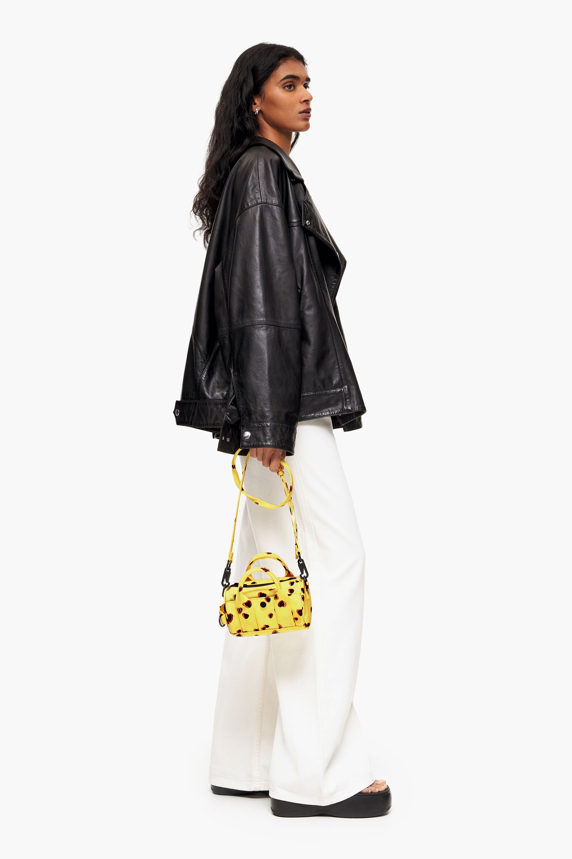 Bolsa cilíndrica de nylon tamanho XS com estampa de pequenos corações, amarela.