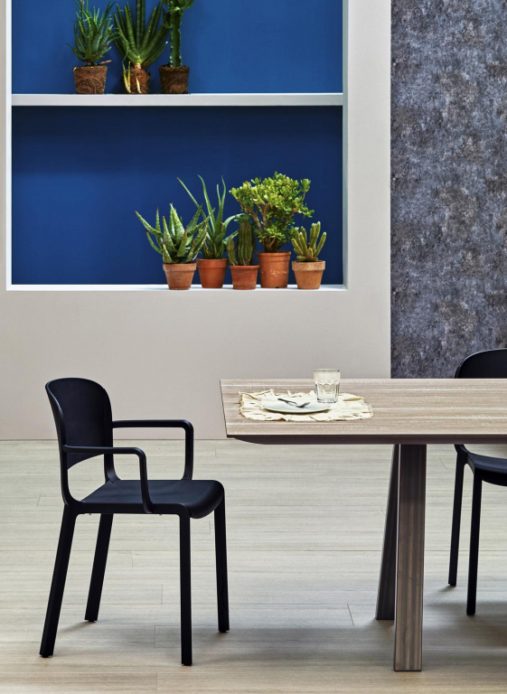 Pedrali Dome tuinstoel met armleuning zwart