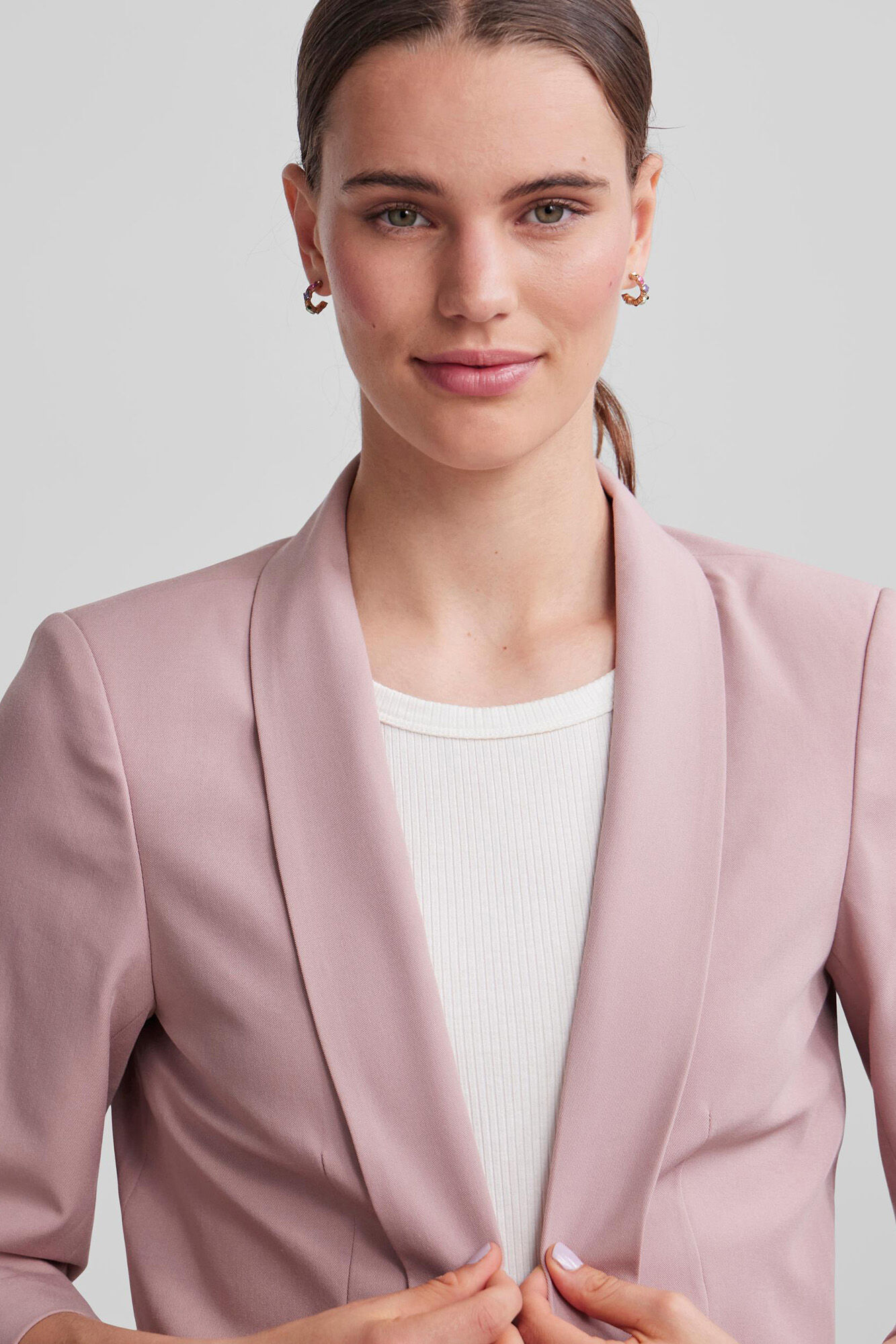 Blazer de manga 3/4 com detalhe de lapela e mangas franzidas. Sem botões.