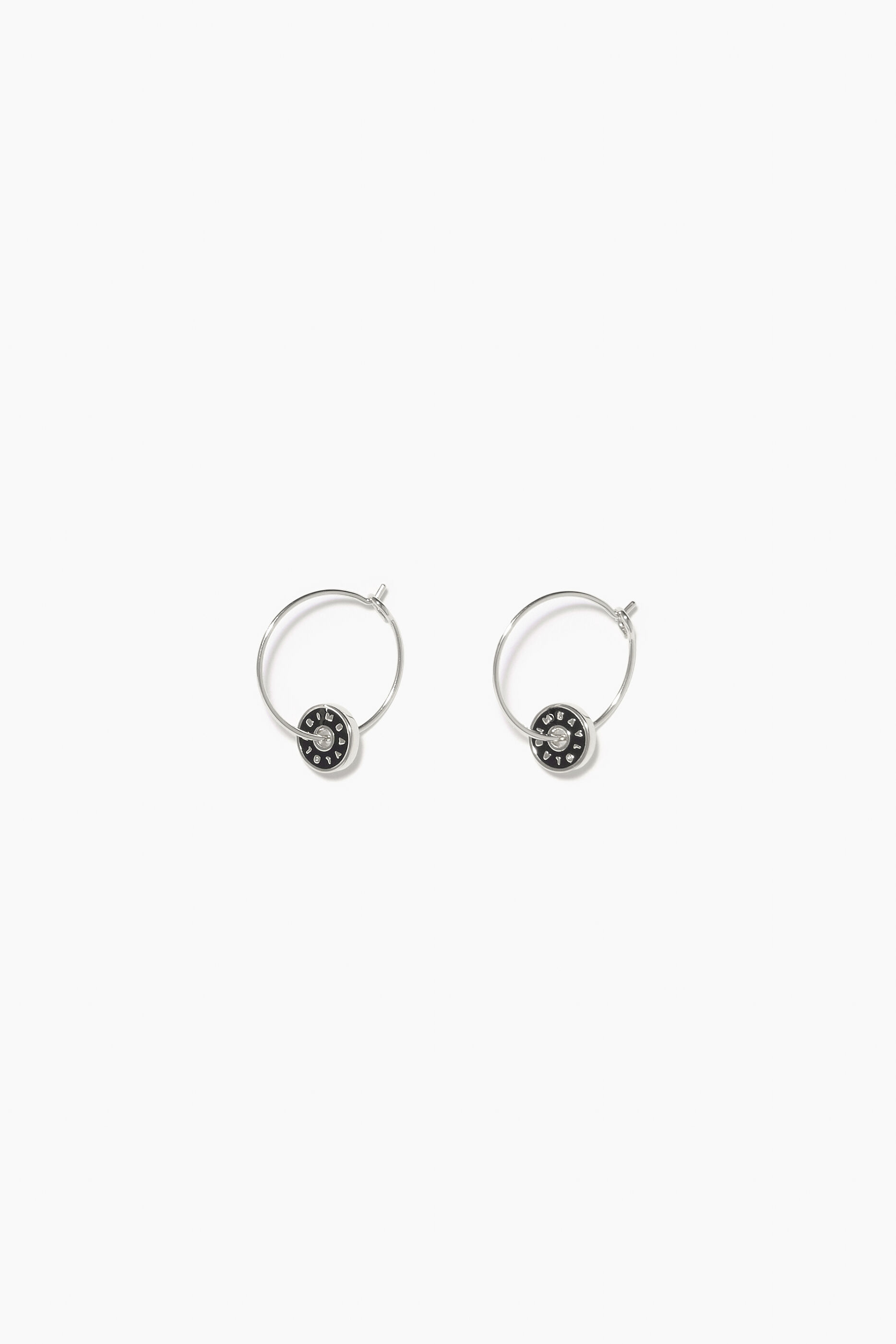 Brincos de argola com logotipo em esmalte preto