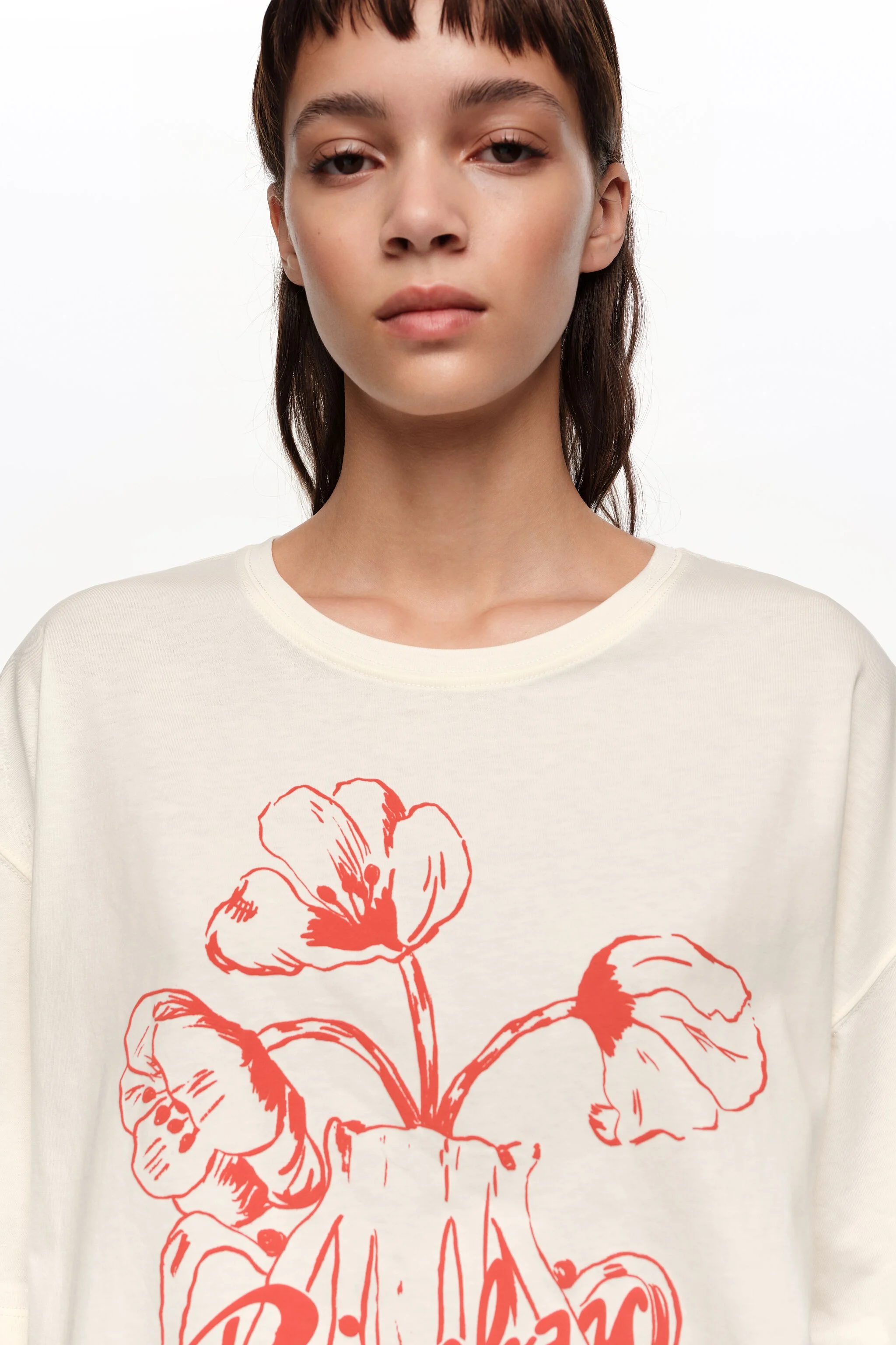 Camiseta branca com logo floral em relevo