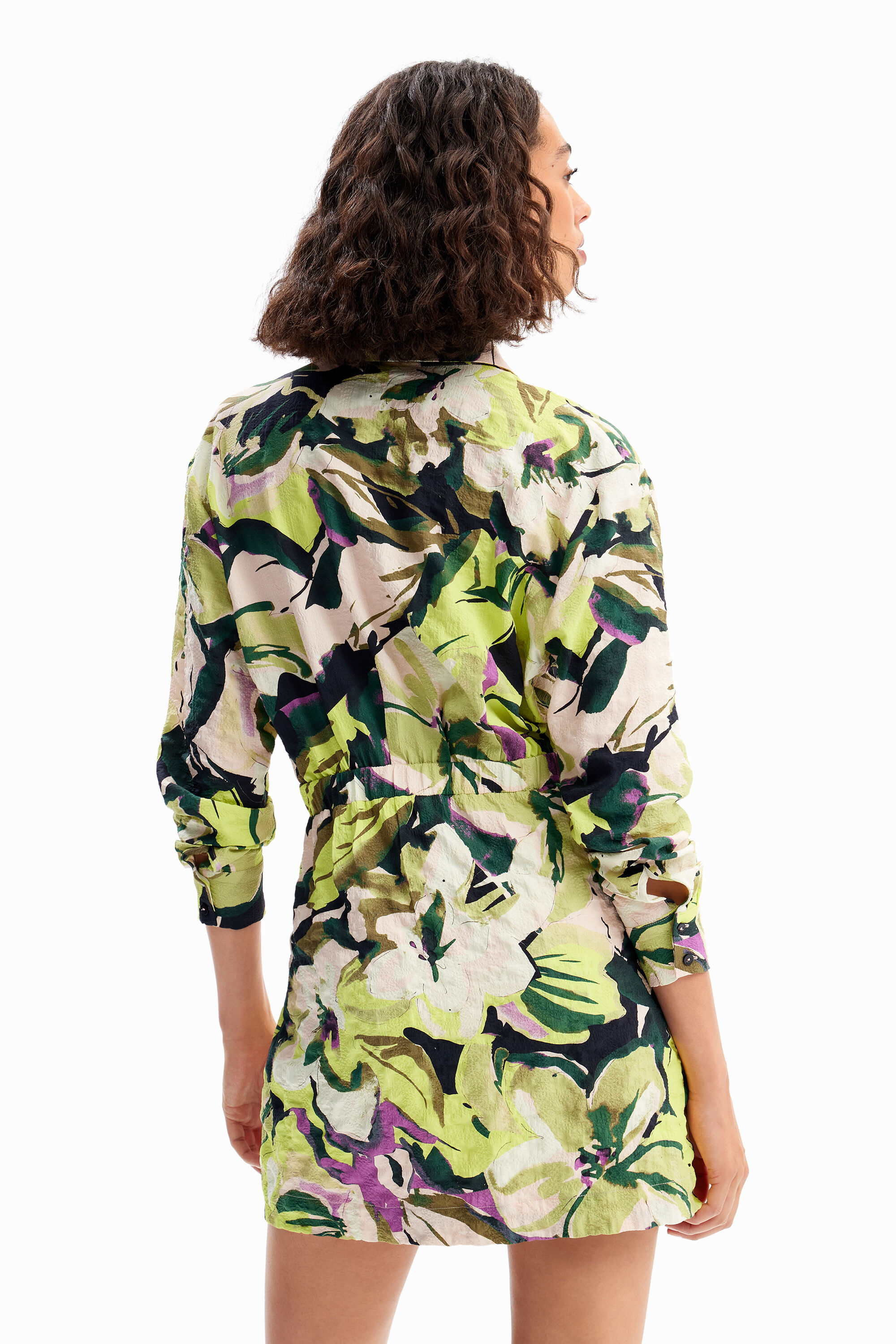 Vestido curto floral tipo camisa