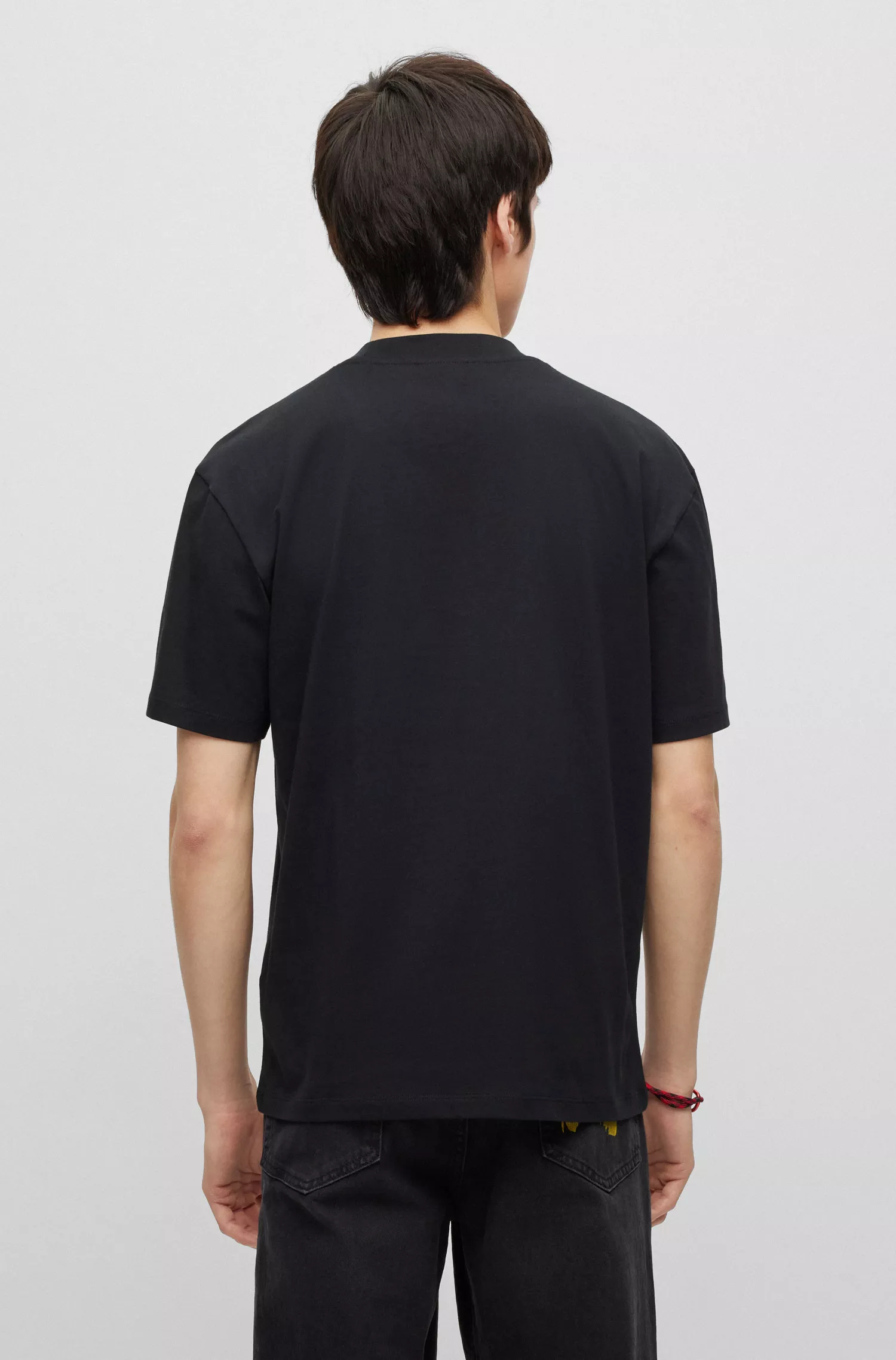 Camiseta HUGO vermelha em malha de algodão com estampas de rabiscos.