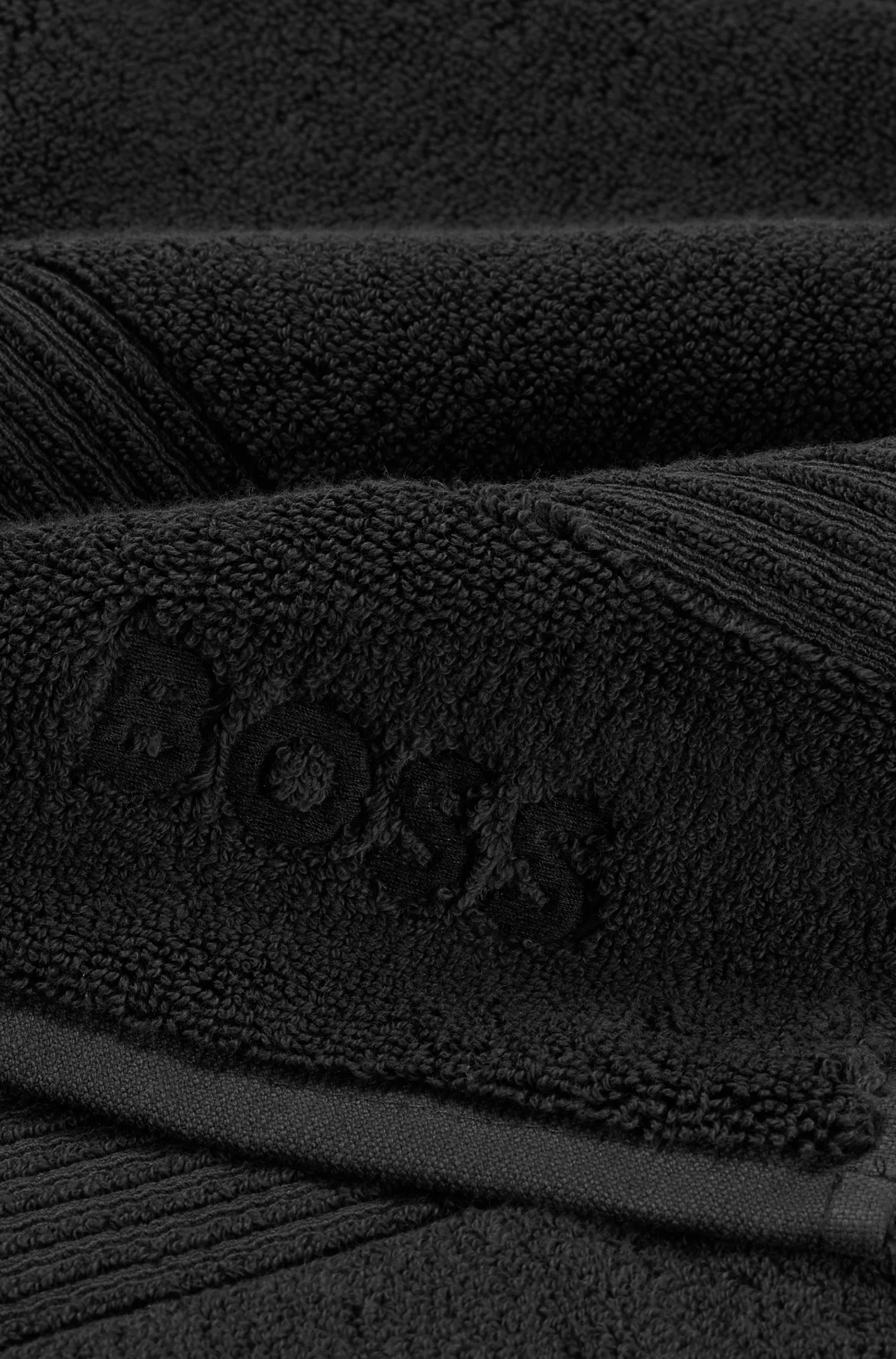 Toalha de mão BOSS preta em algodão do Egeu com logotipo tonal.