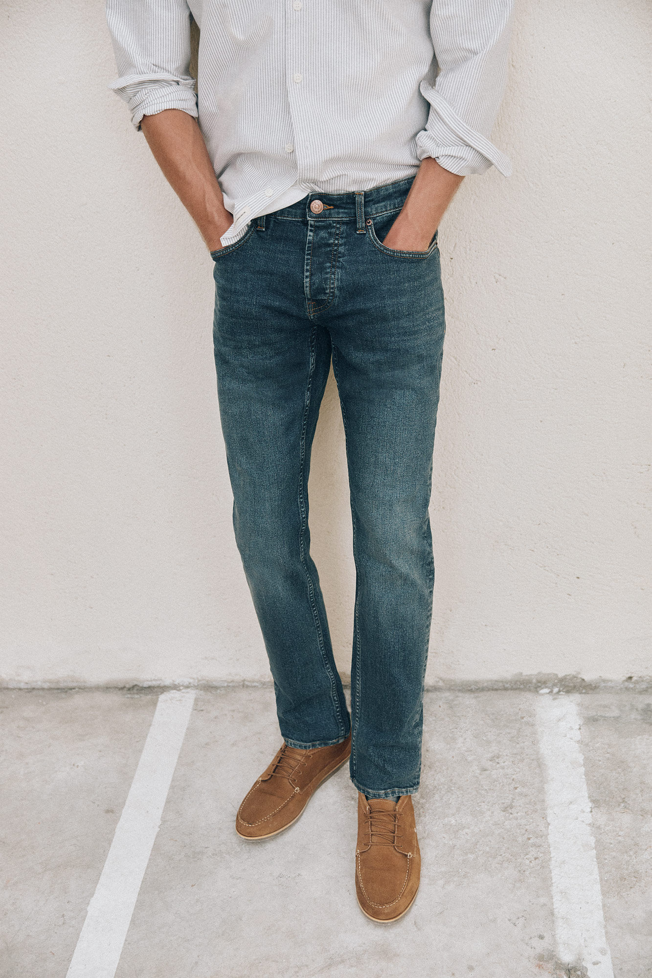 calça jeans slim de lavagem escura