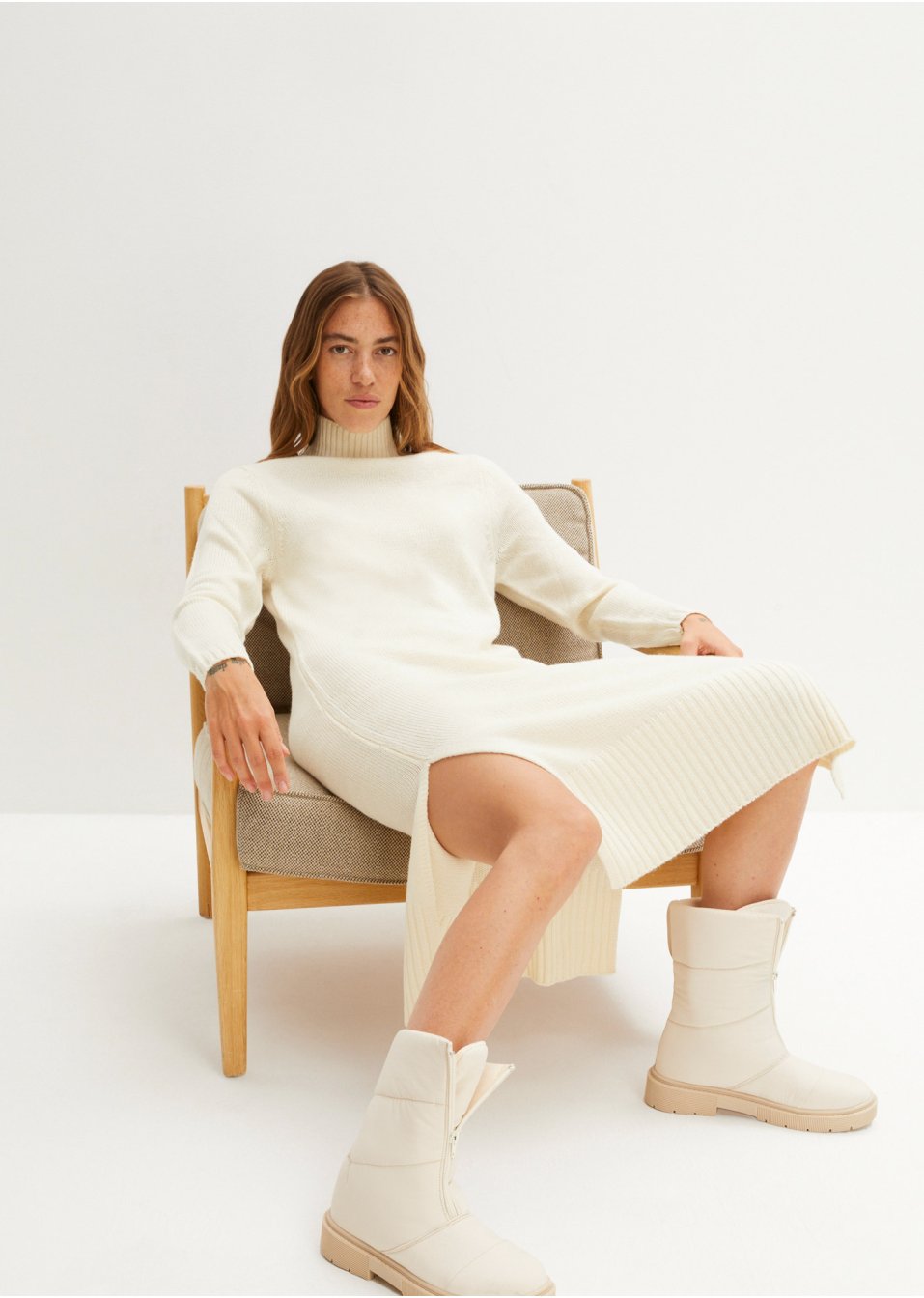 Robe en maille longueur midi avec col montant et fentes
