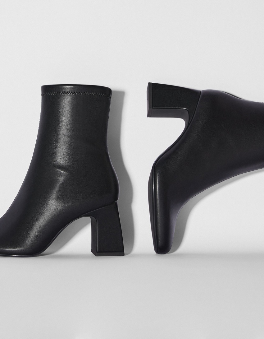 Botas de cano curto com salto alto e modelagem ajustada