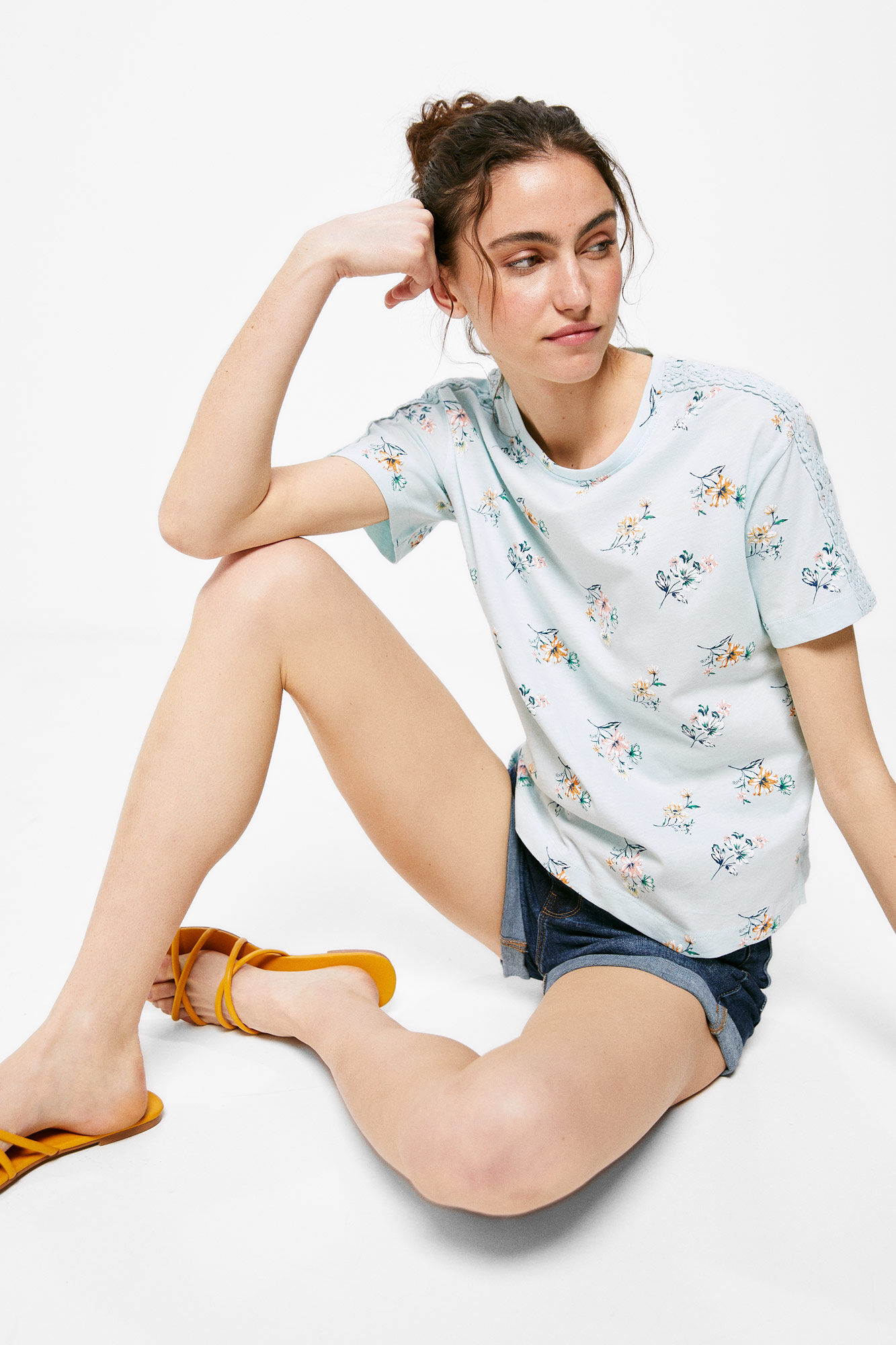 Camiseta CROC™et com estampa de ombro
