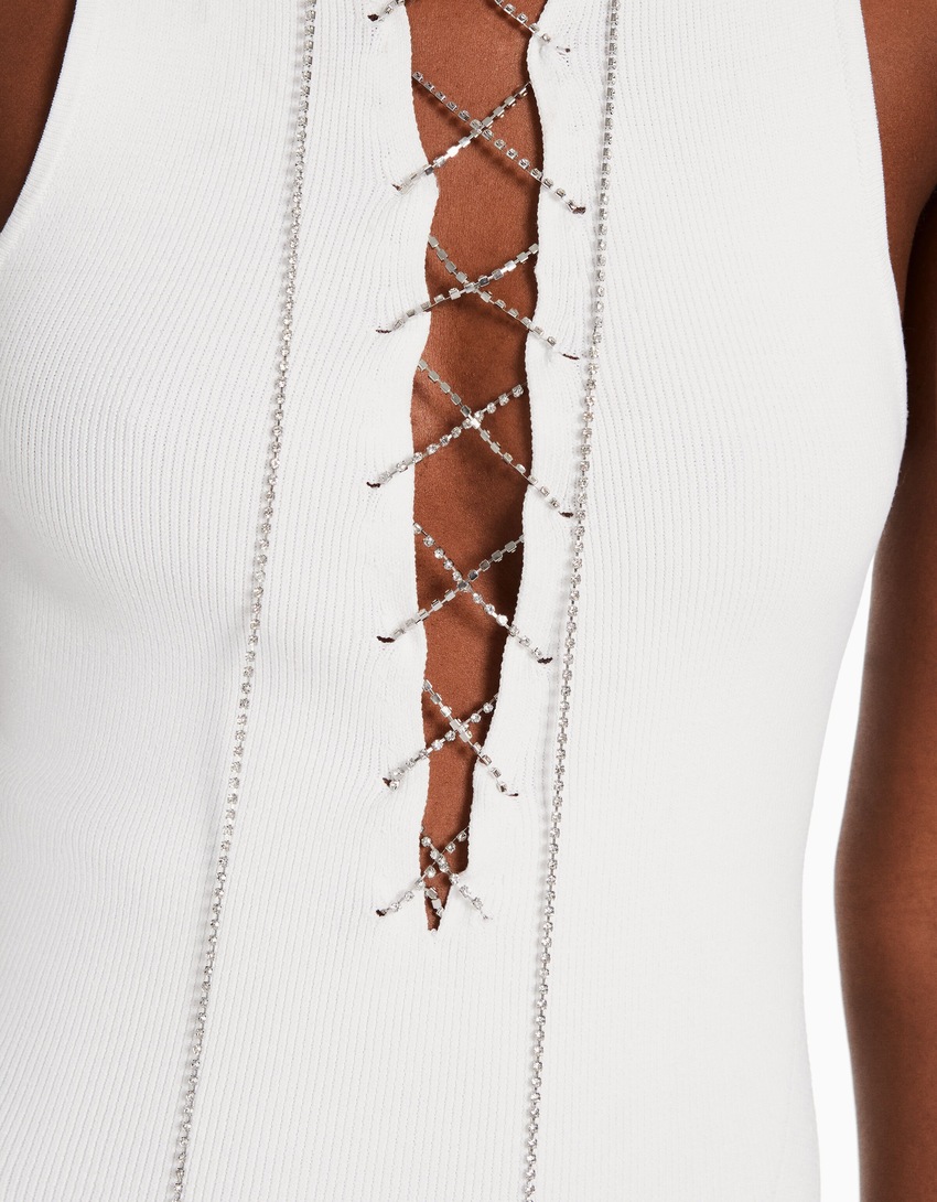 Vestido curto de malha sem mangas com strass