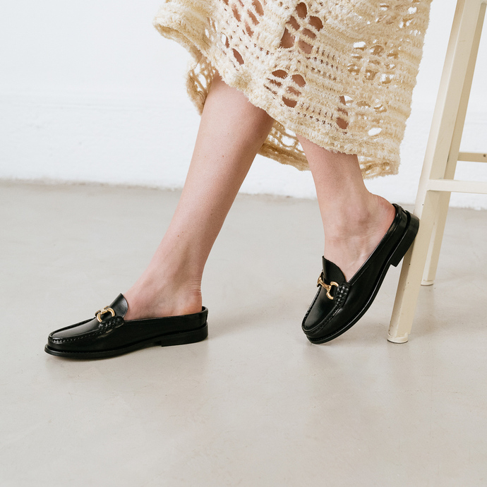 Mocassins à mors dorés  en cuir glacé noir