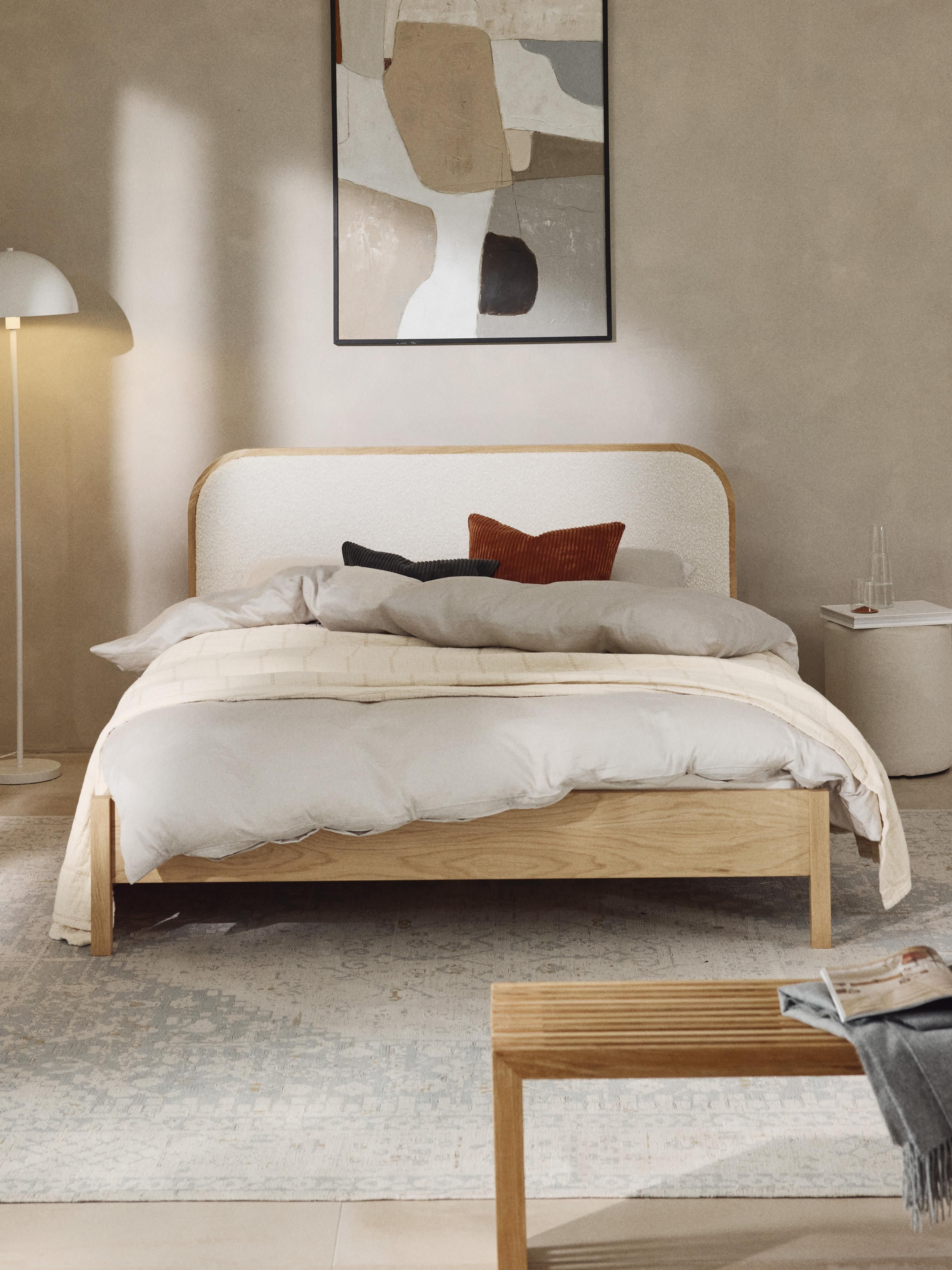 Houten bed Jones met hoofdeinde van bouclé