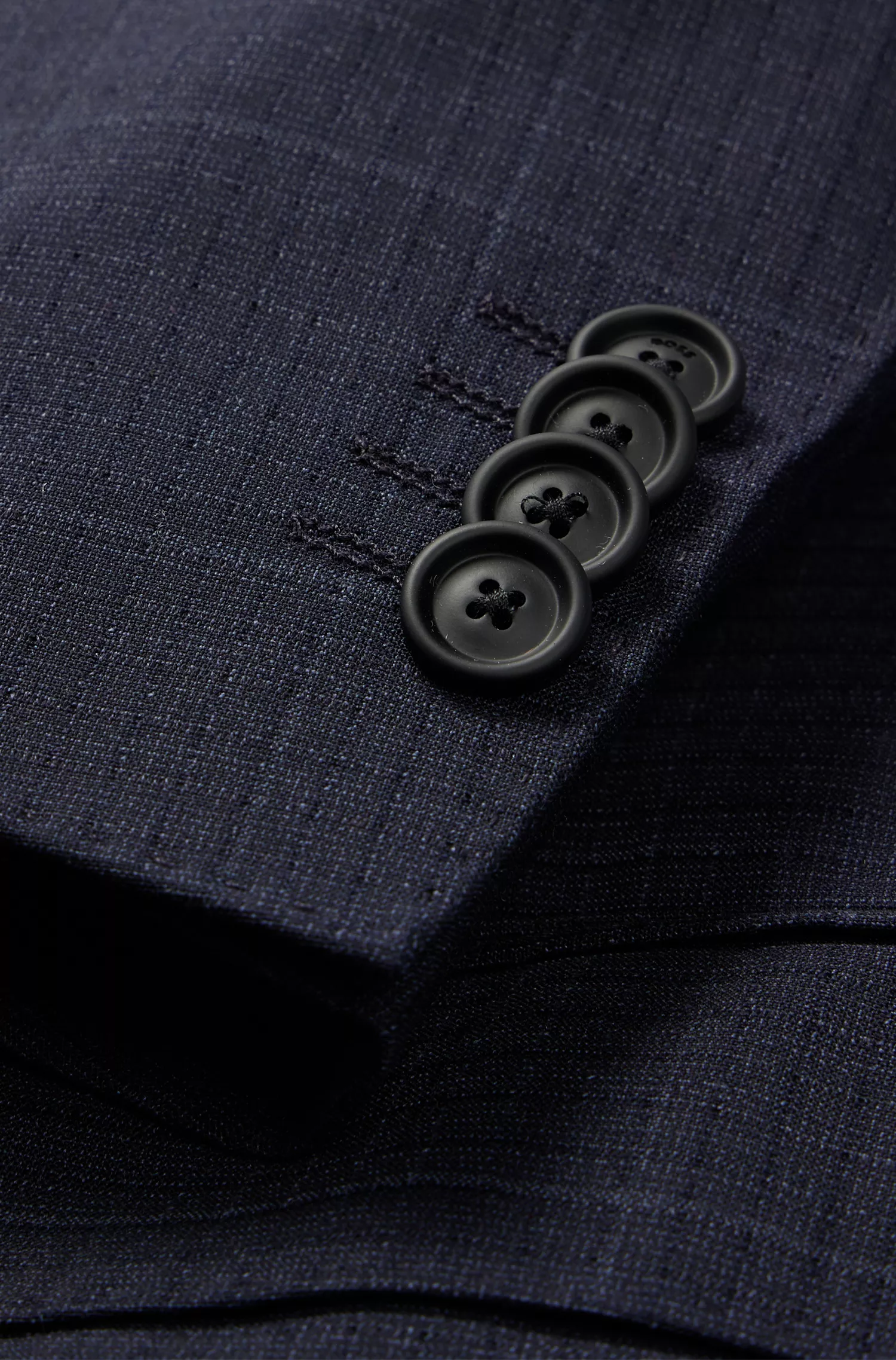 Terno BOSS preto slim-fit em tecido xadrez de alta performance com elasticidade.