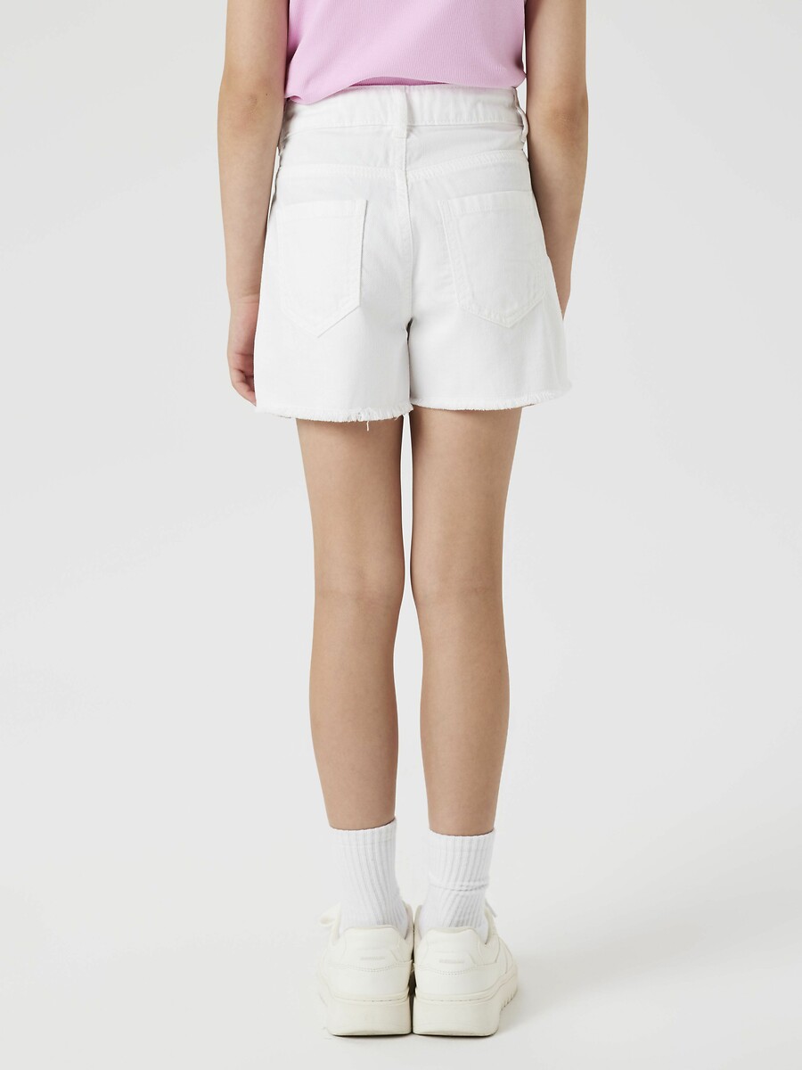 DÊ UM NOME A ELE<br>Short em sarja