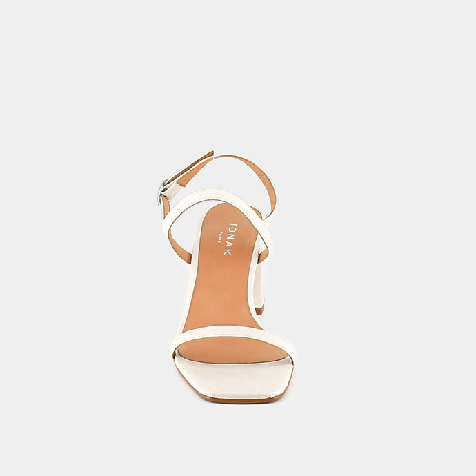 Sandales ouvertes à talons  en cuir brillant écru