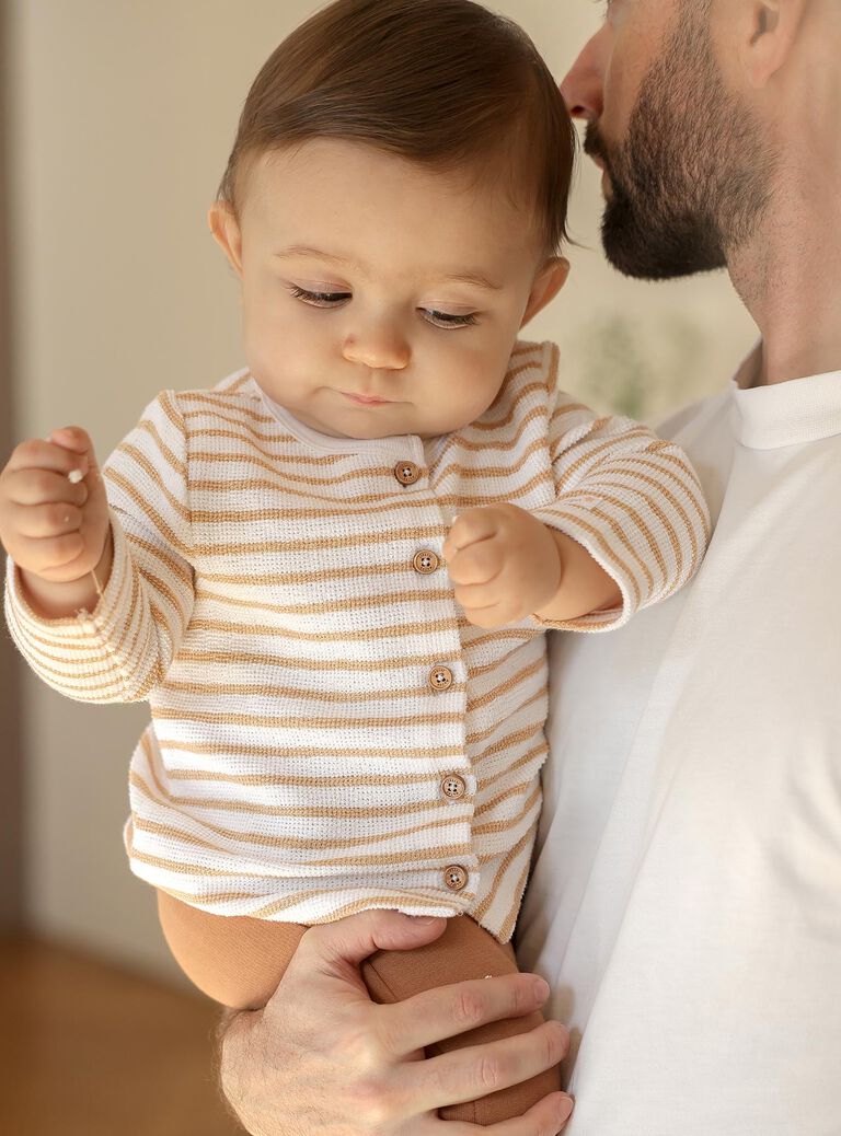 Ensemble haut écru, pantalon et chausettes caramel
