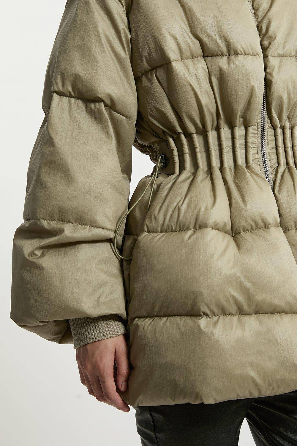 KarenMillen Veste Matelassée à Casynthétiqueche avec Cordon de Serrage à la Taille et Poignets Côtelés