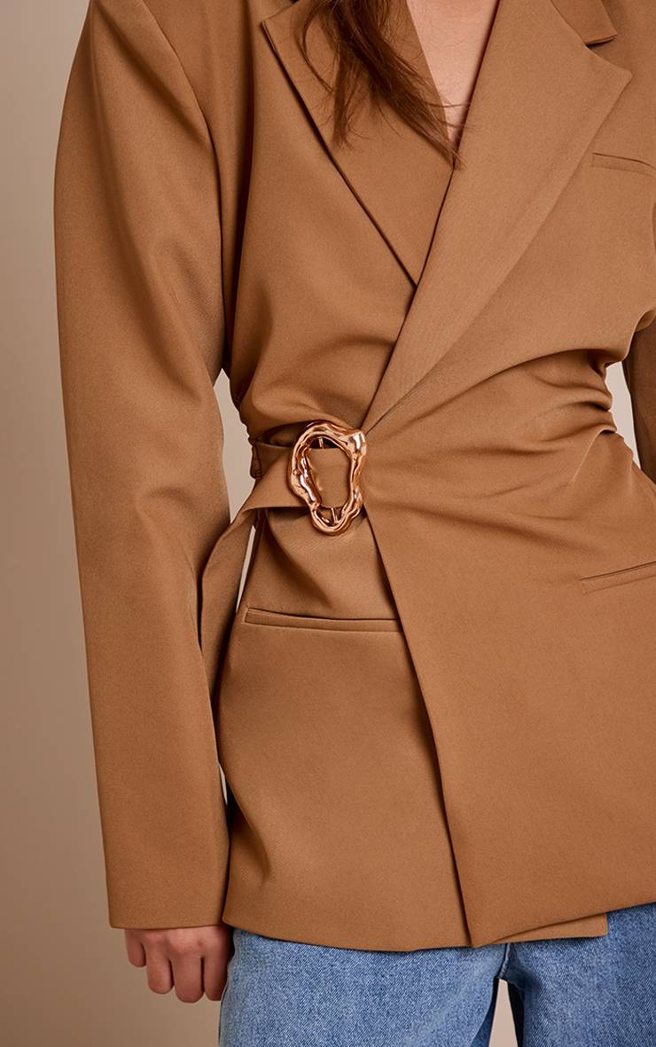 Camel Blazer À Ceinture Avec Détails Ornementaux