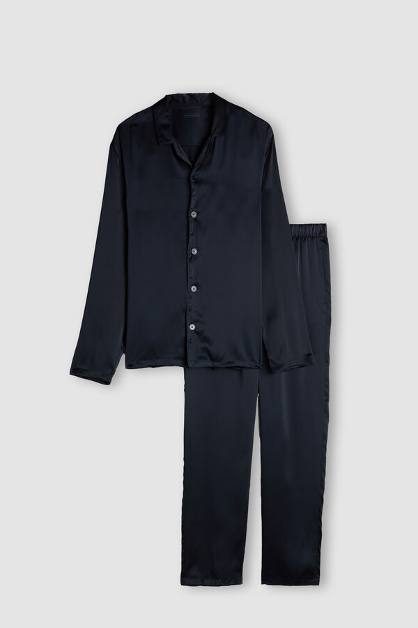 Pijama longo de seda com detalhes.