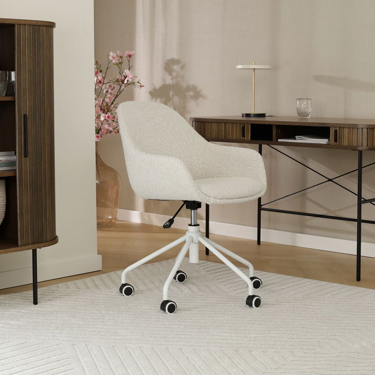 Bureaustoel Nout-Mae bouclé beige - wit onderstel