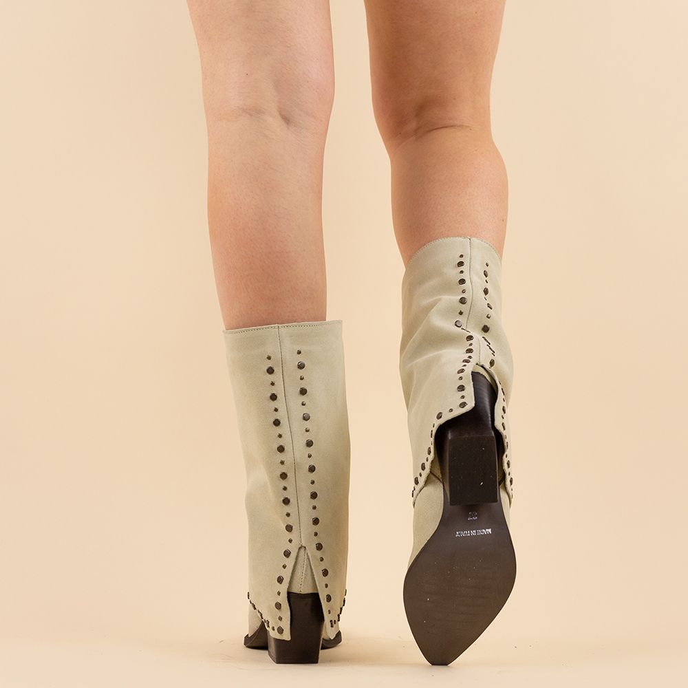 Halfhoge kaplaarzen Verona beige suede met studs