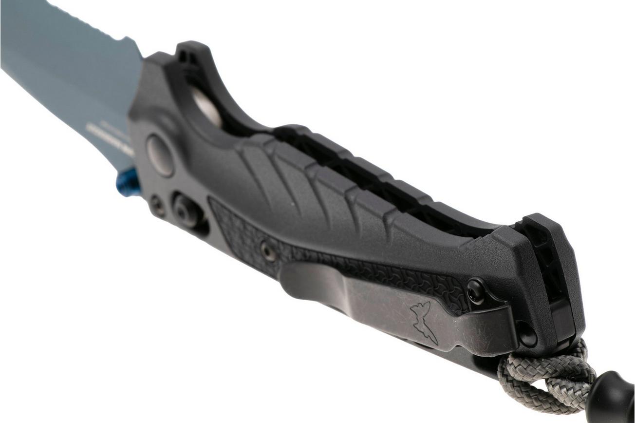 Benchmade Mini Adira 18065SBT-01 Blue Titanium Cerakote CPM MagnaCut, Tempest Gray Grivory, Serrated zakmes