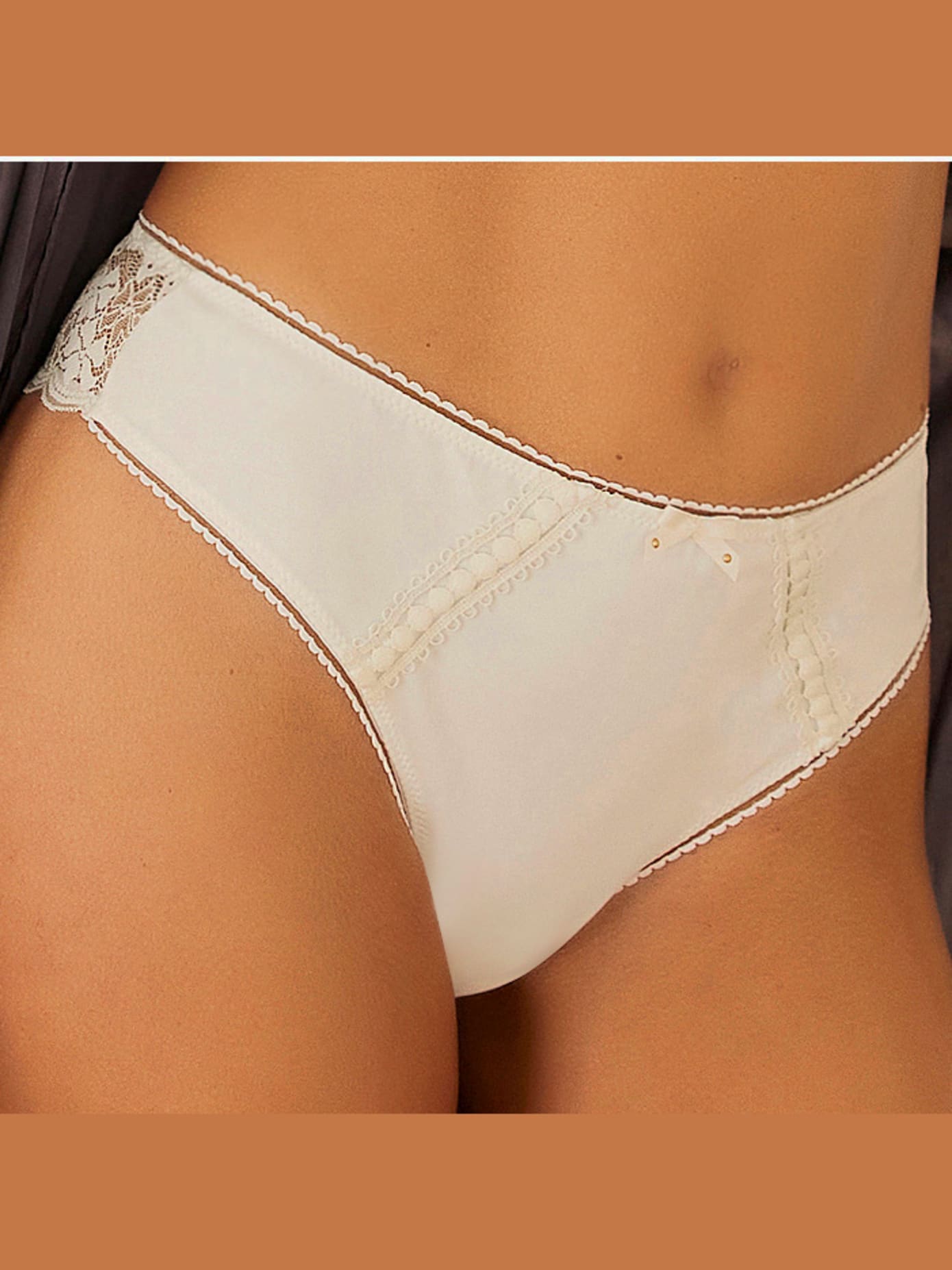 String féminin avec bordure en dentelle et nœud décoratif