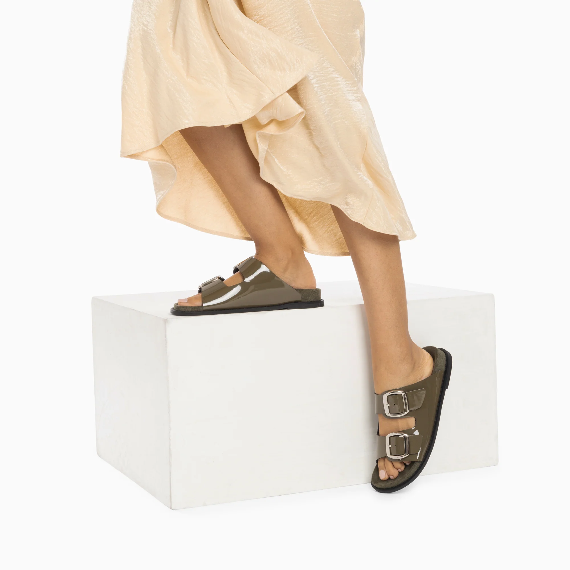 Sandales plates-Mules plates Célia kaki verni à boucles oversize