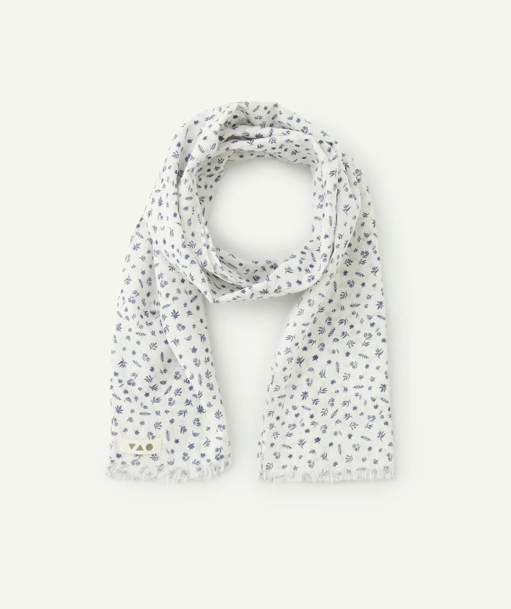 FOULARD GARÇON BLANC AVEC IMPRIMÉ FEUILLE BLEU MARINE